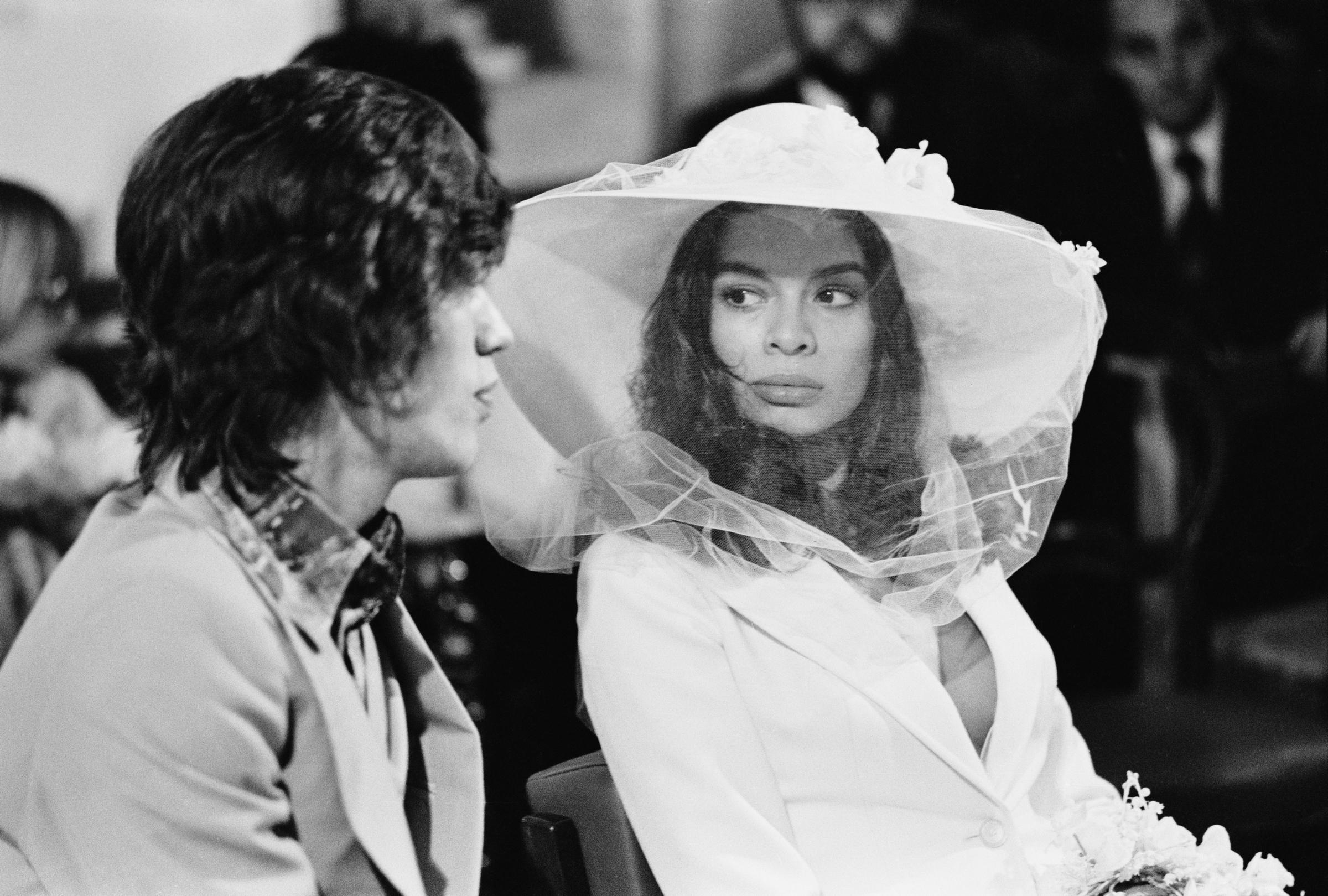 Mick Jagger et Bianca Jagger lors de leur mariage à l'église Sainte-Anne, à Saint-Tropez, le 12 mai 1971 | Source : Getty Images