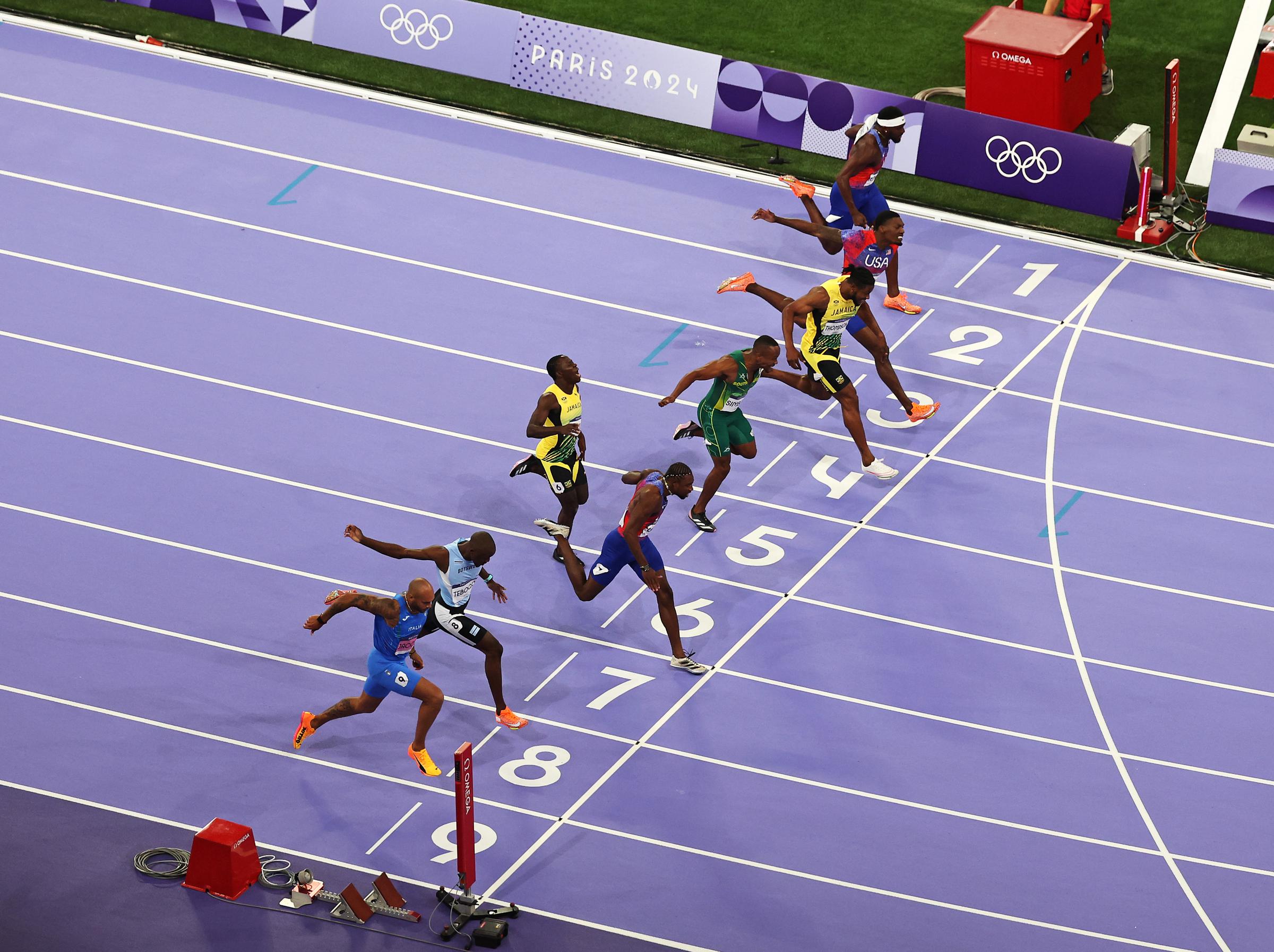 An aerial view as Noah Lyles franchit la ligne d'arrivée en remportant la médaille d'or de la finale du 100 m masculin aux Jeux olympiques Paris 2024 à Paris, en France, le 4 août 2024. | Source : Getty Images