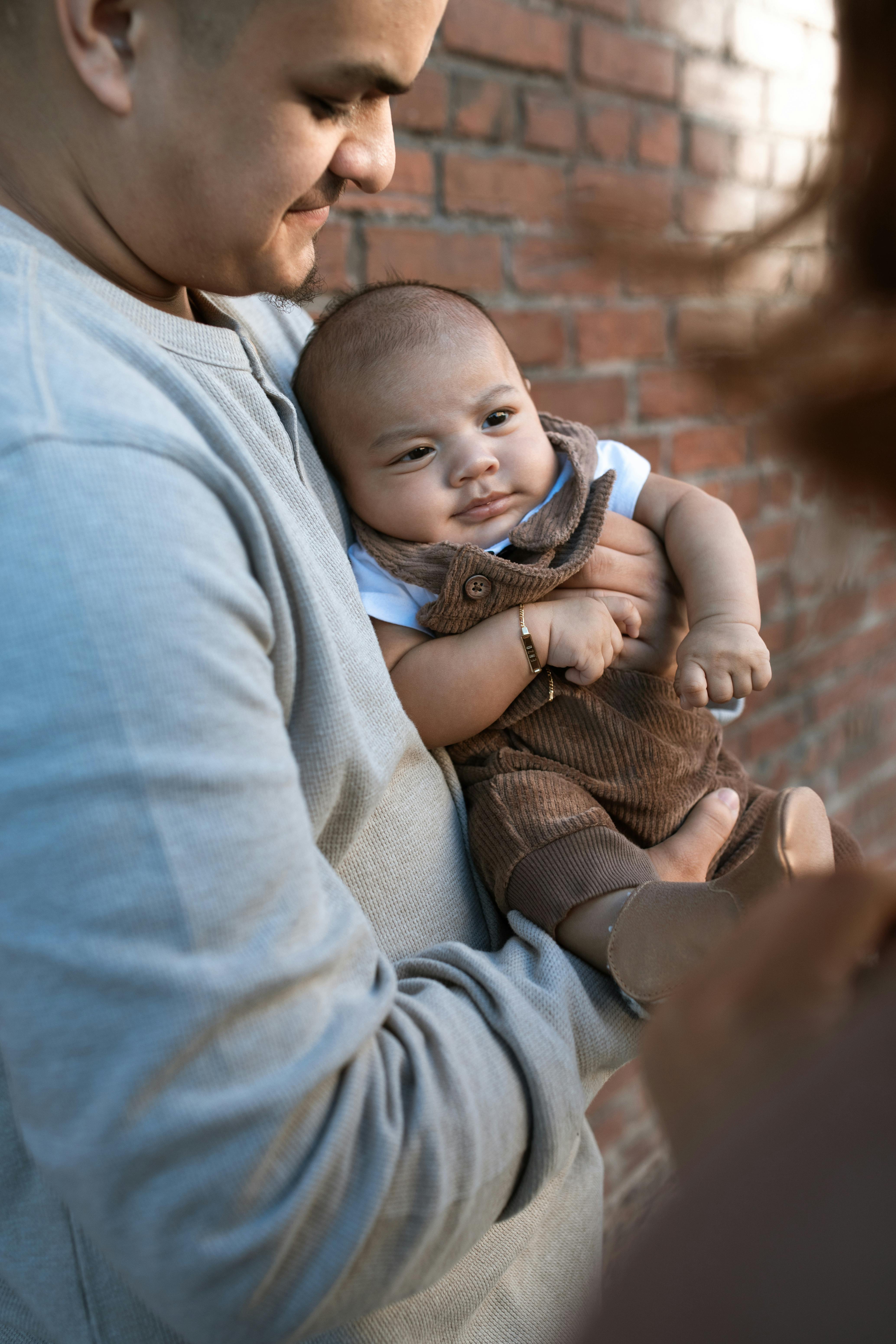 James et le petit garçon de son meilleur ami, déclenchant un changement dans son cœur | Source : Pexels