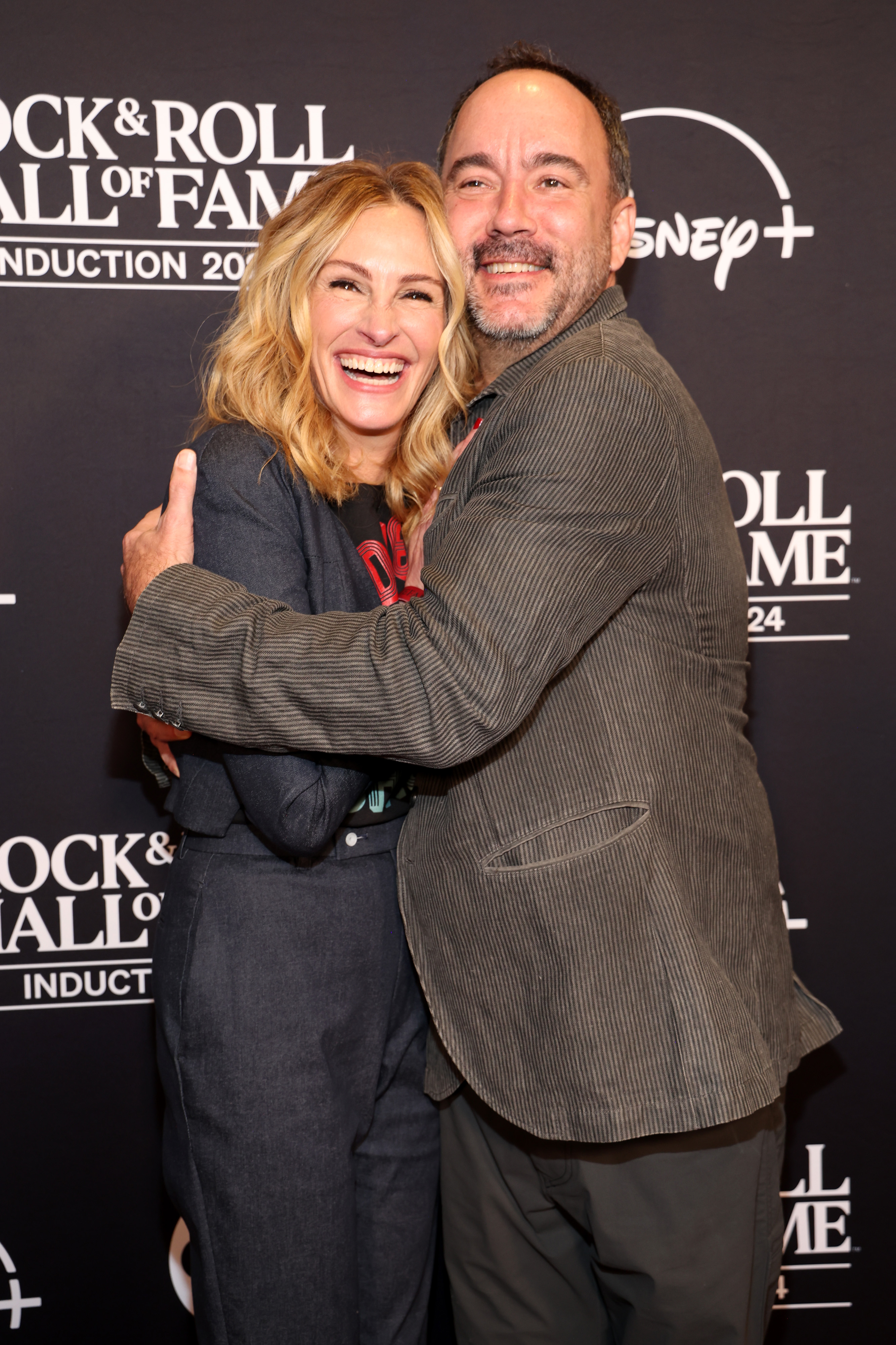 Dave Matthews et Julia Roberts partagent une accolade lors de la cérémonie d'intronisation au Rock &amp; Roll Hall of Fame 2024 à Cleveland, Ohio, le 19 octobre 2024 | Source : Getty Images