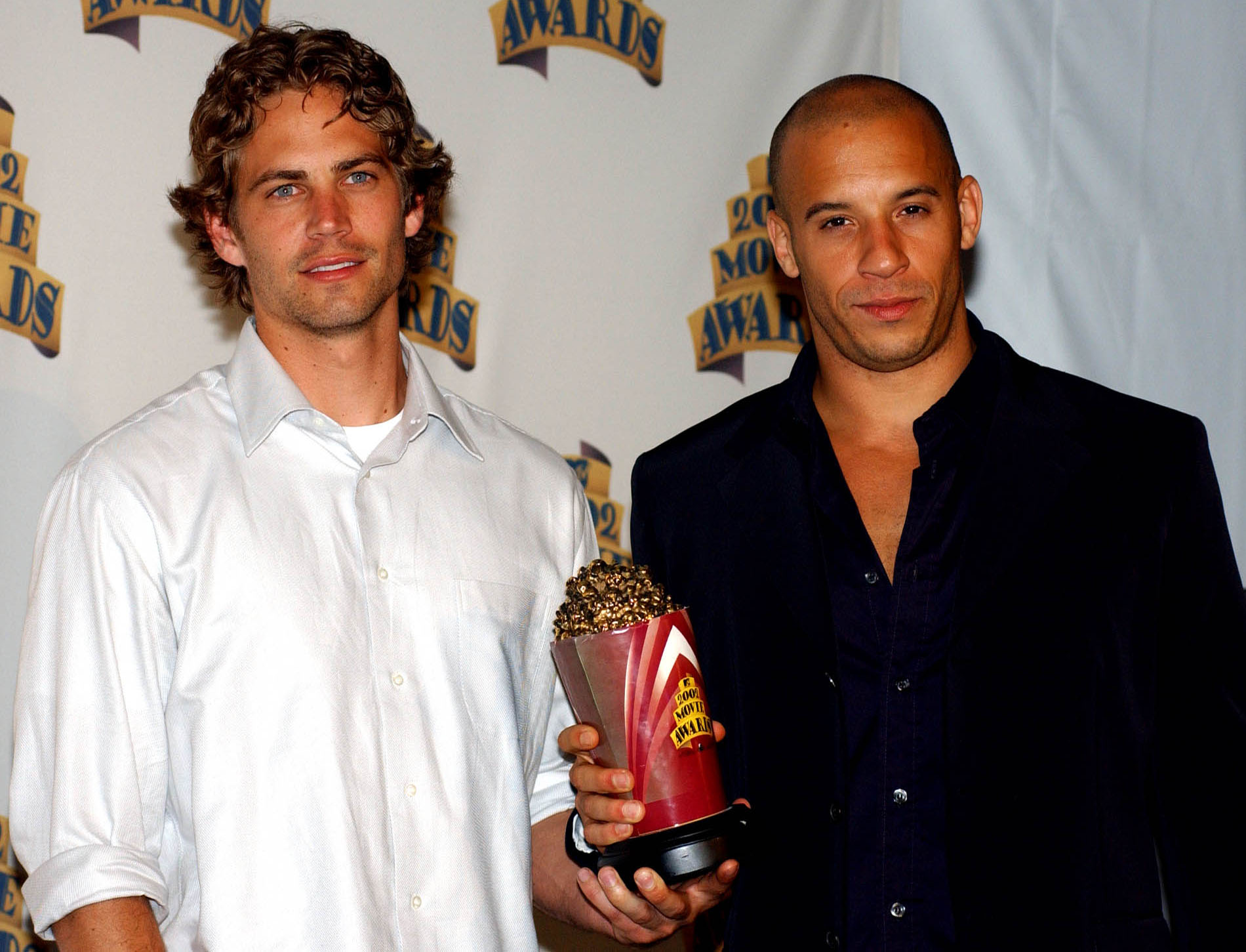 Les deux acteurs posent avec leur prix de la "meilleure équipe à l'écran" dans les coulisses des MTV Movie Awards à Los Angeles, en 2002 | Source : Getty Images