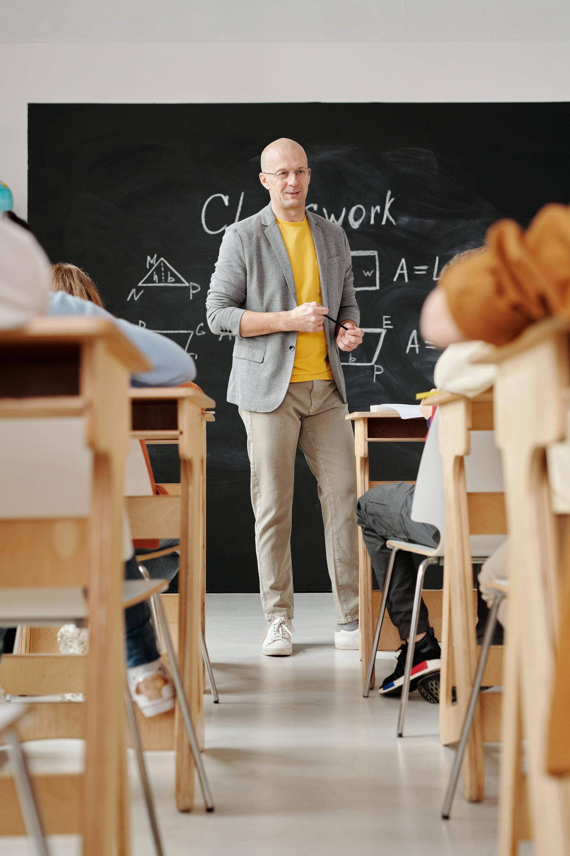 Un enseignant dans une salle de classe | Source : Pexels