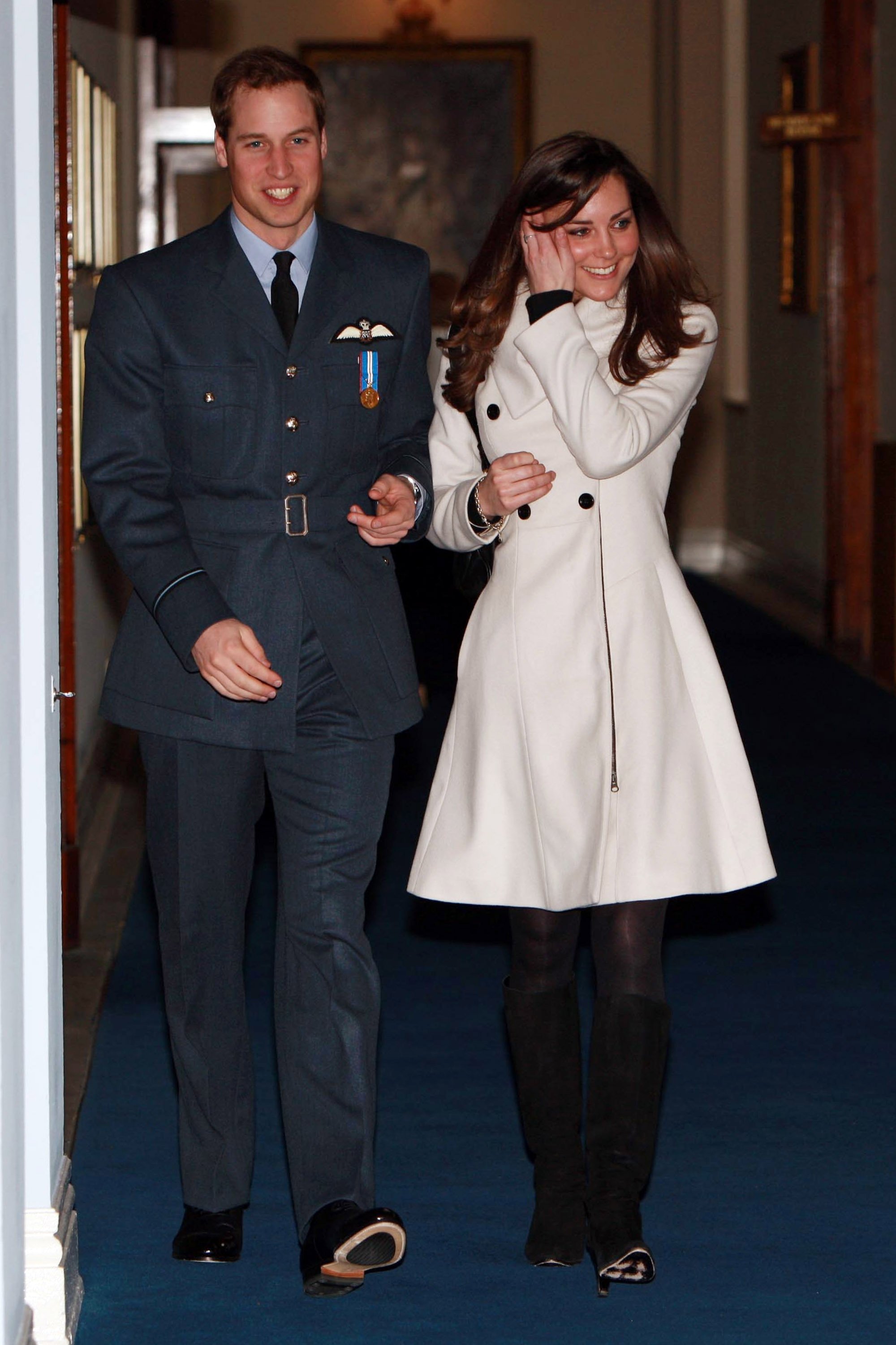 Le Prince William photographié en train de marcher avec sa petite amie Kate Middleton après sa cérémonie de remise de diplôme à la RAF Cranwell le 11 avril 2008 à Cranwell, en Angleterre. | Source : Getty Images   