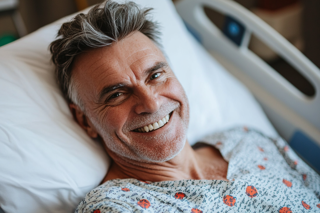 Un homme dans un lit d'hôpital qui sourit à quelqu'un | Source : Midjourney