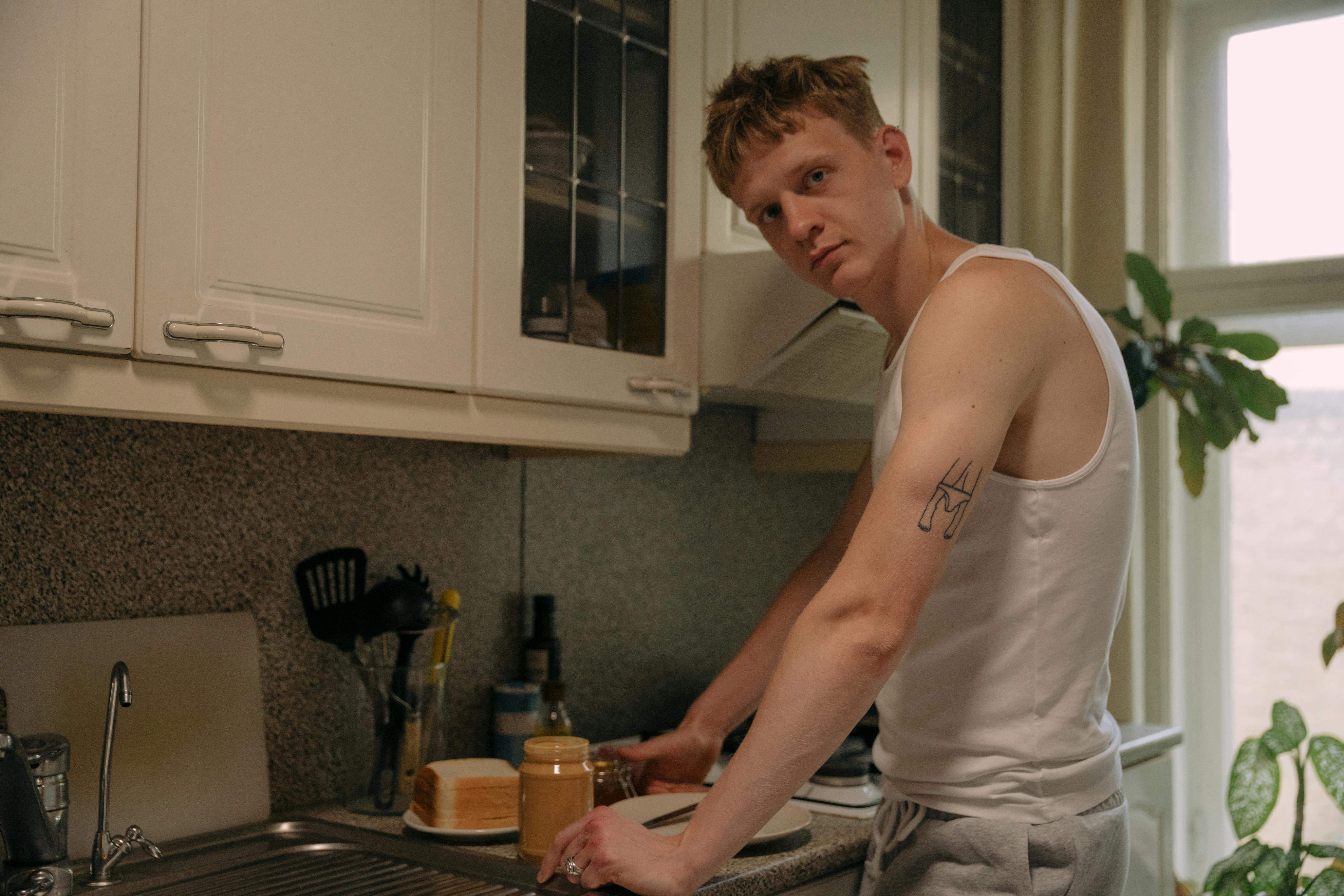 Un homme debout près du comptoir de la cuisine | Source : Pexels