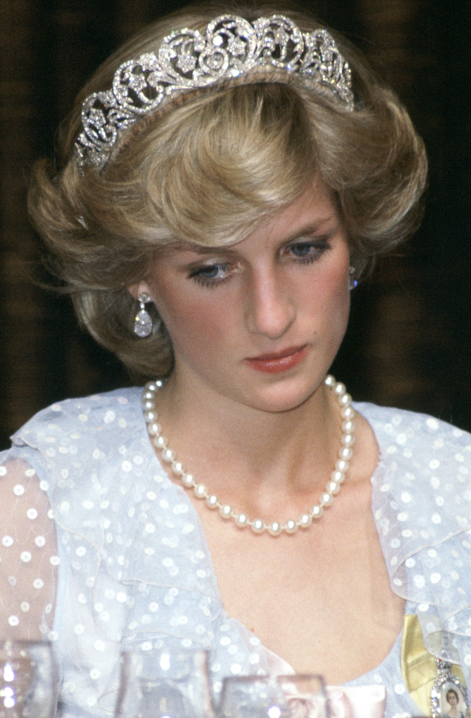 La princesse Diana portait une robe de soirée en mousseline bleue conçue par les créateurs de mode David et Elizabeth Emanuel lors d'un banquet en Nouvelle-Zélande le 20 avril 1983. | Source : Getty Images