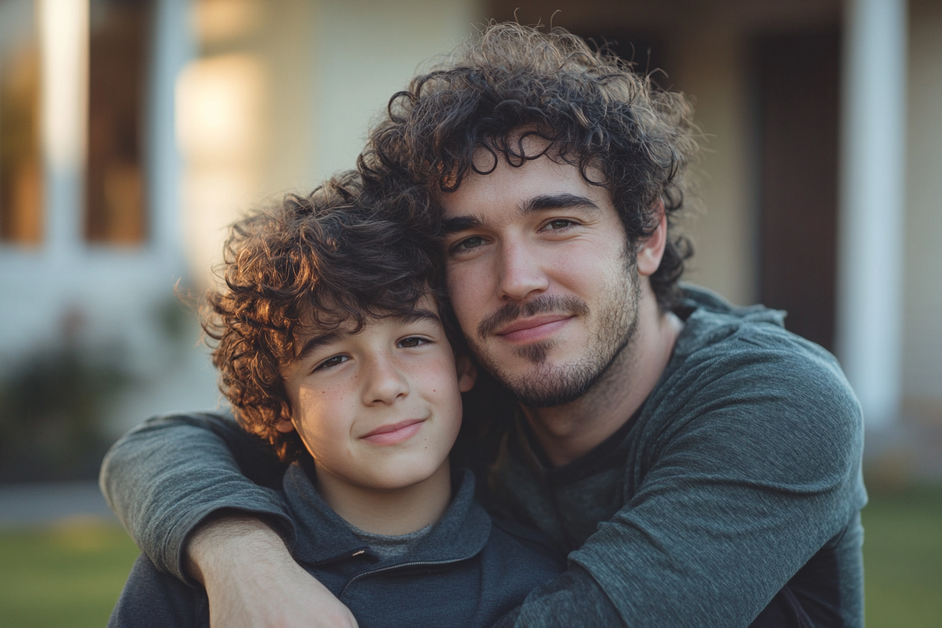 Un homme et son fils devant leur maison | Source : Midjourney