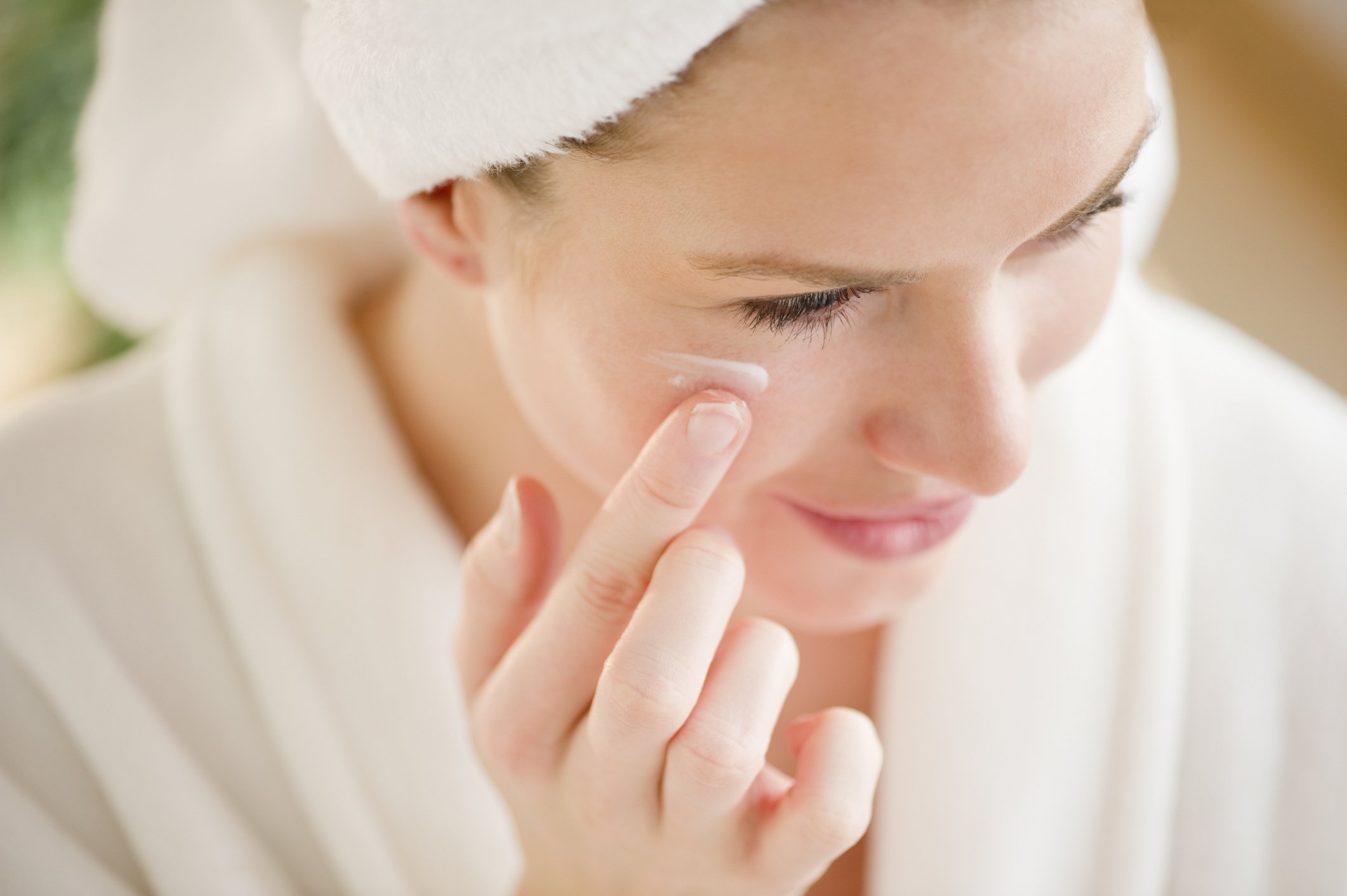 Une femme applique une lotion sur son visage. | Photo : Getty Images