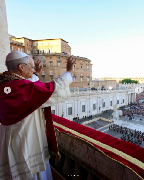 Le pape Léon saluant les badauds rassemblés pour lui alors qu'il accorde sa bénédiction Urbi et Orbi, postée le 8 mai 2025. | Source : Instagram/vaticannews