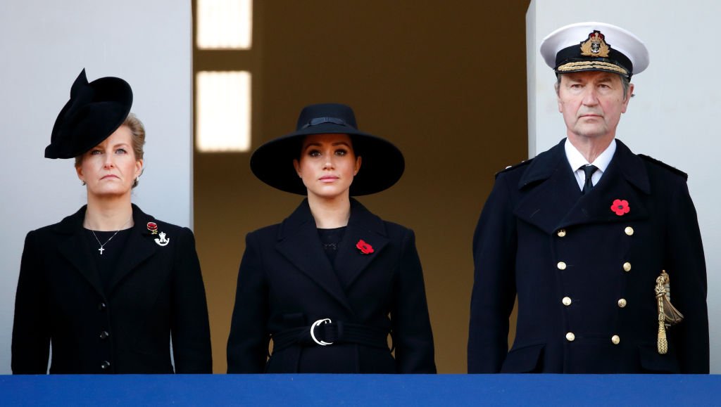 Sophie, Meghan, et le vice-amiral Sir Timothy Laurence | Photo: Getty Images
