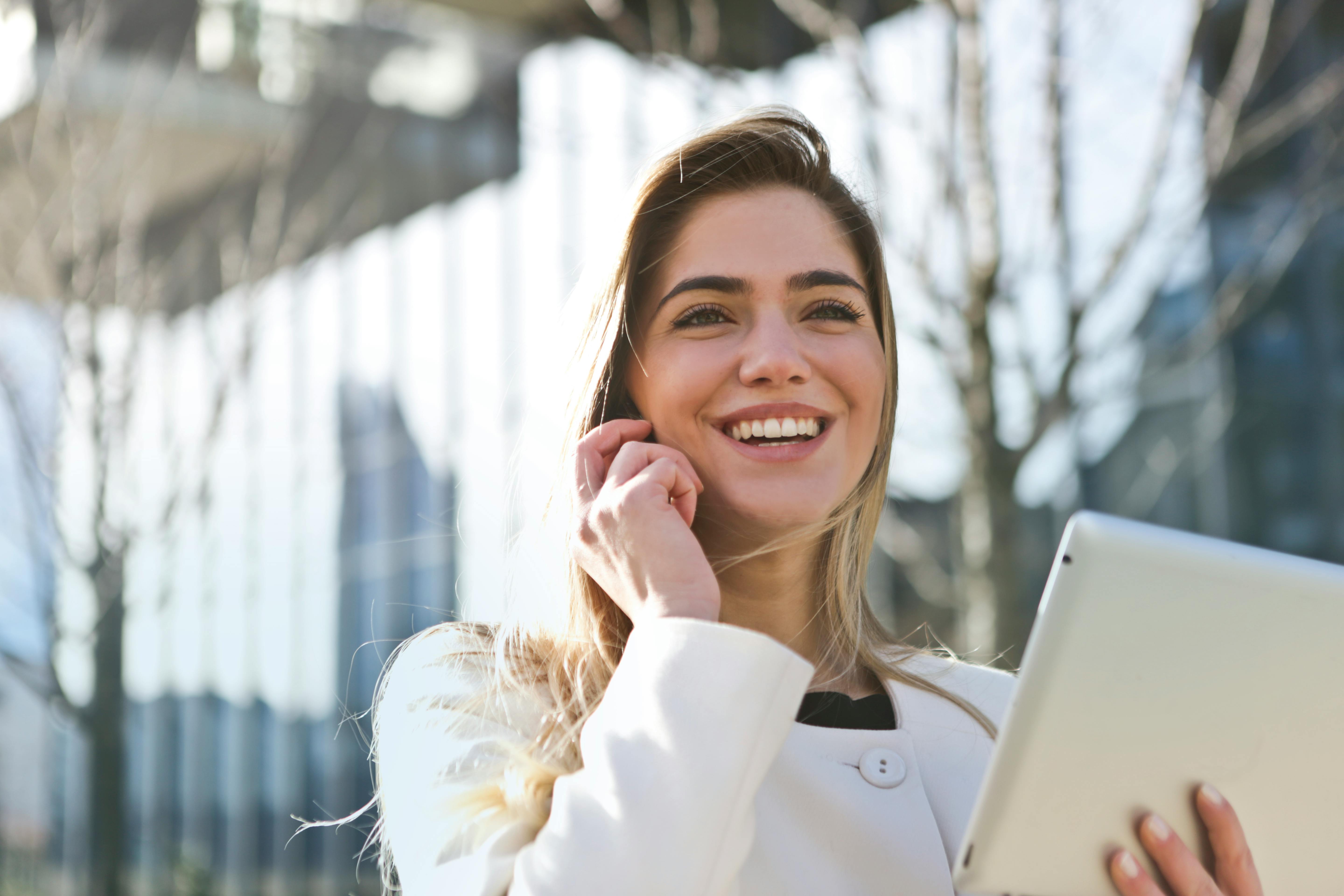 Une femme heureuse qui parle au téléphone | Source : Pexels