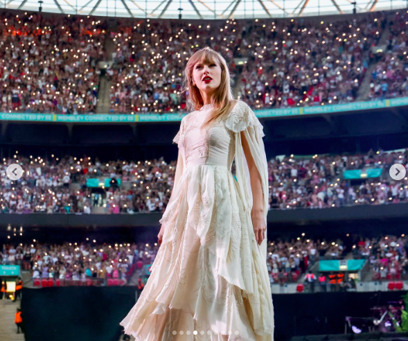 Taylor Swift sur scène lors de la tournée The Eras Tour, postée le 24 juin 2024 | Source : Instagram/taylorswift