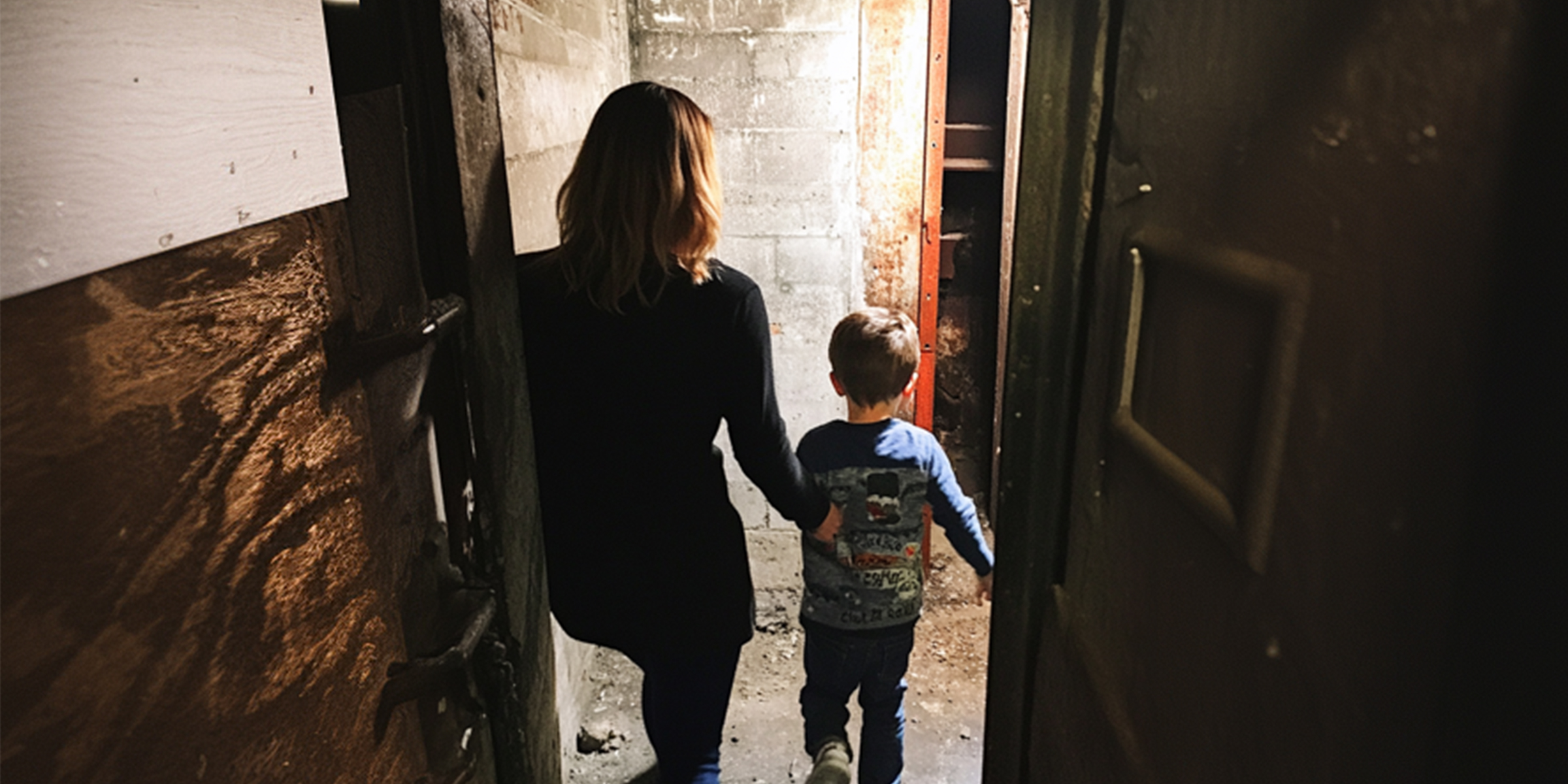 Une femme et un petit garçon dans un sous-sol | Source : Amomama