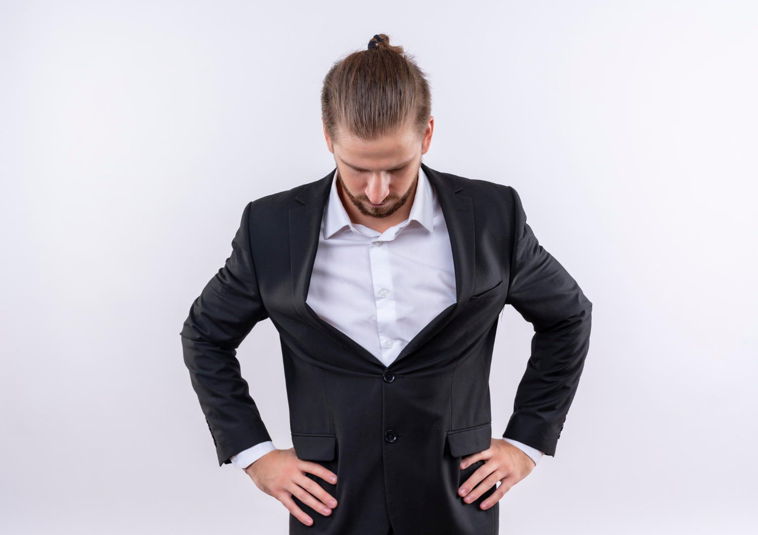 Un homme ennuyé dans un costume élégant | Source : Freepik