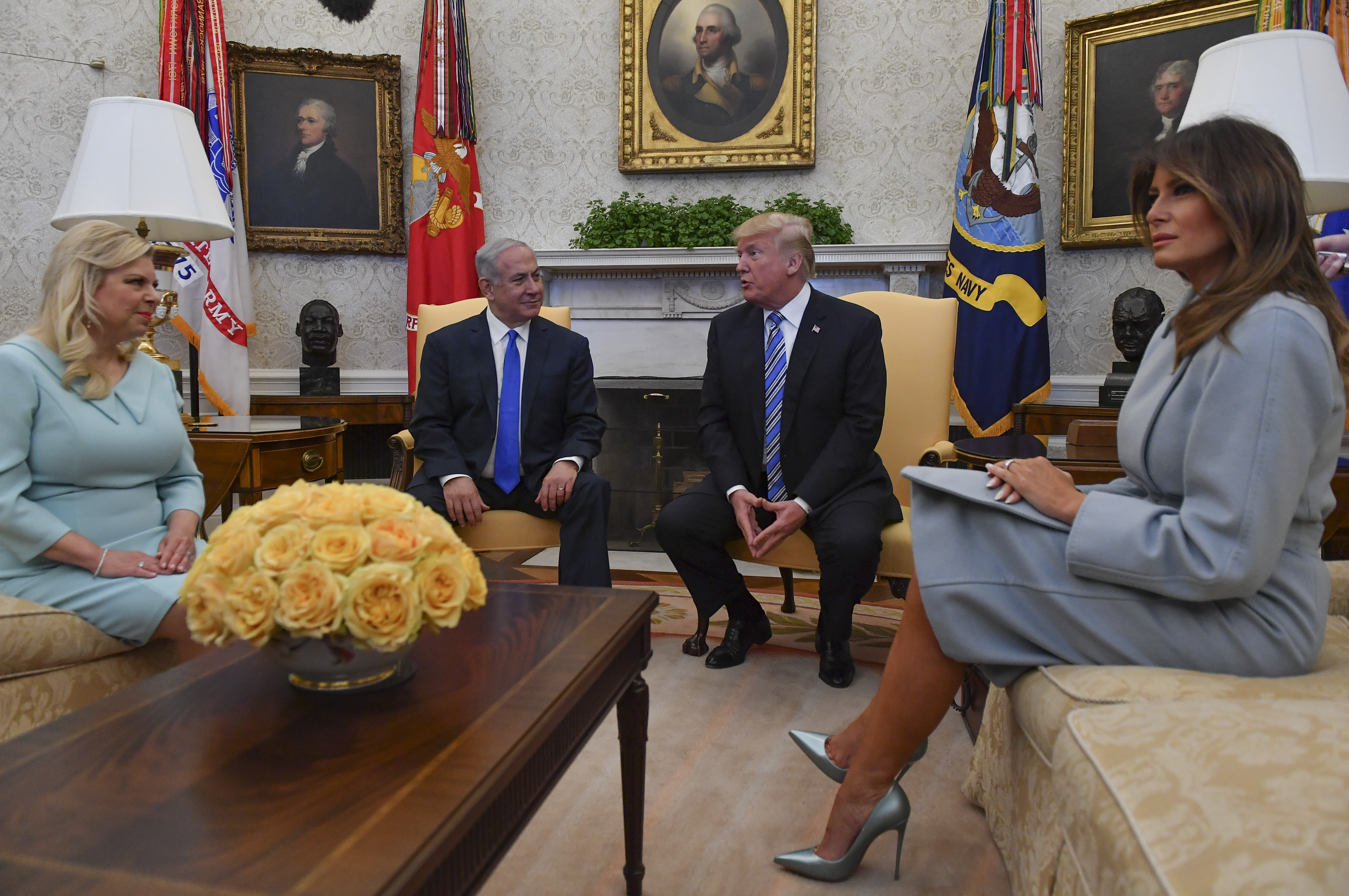 La Première dame Melania Trump est assise dans le Bureau ovale de la Maison Blanche le 5 mars 2018, lors d'une rencontre avec le Premier ministre israélien Benjamin Netanyahu et Sara Netanyahu. Elle porte un tailleur-jupe bleu poudre bien structuré, assorti à des escarpins métallisés bleu glacier à bout pointu, dont les talons aiguilles ultra-fins rehaussent le côté formel de la tenue.
