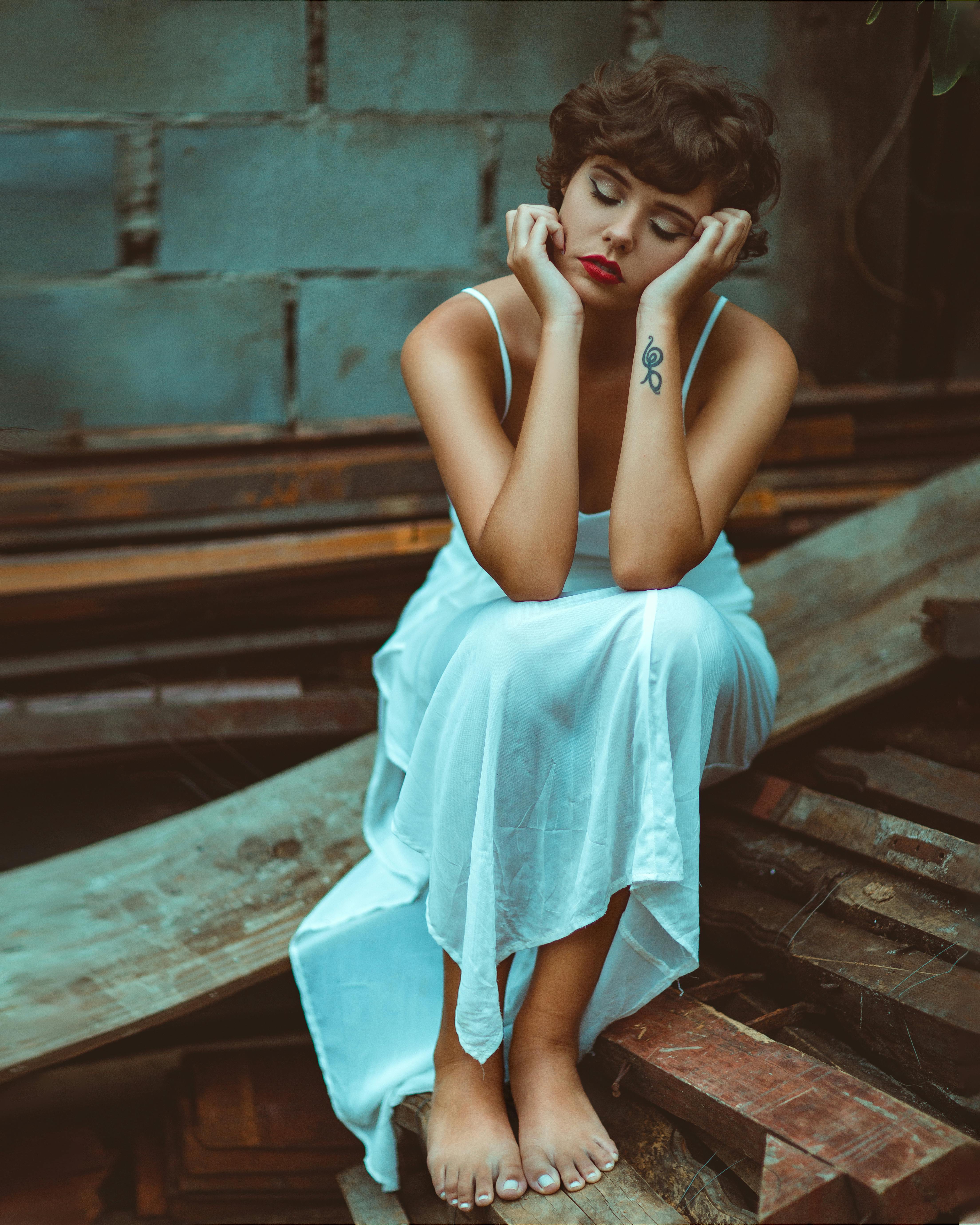 Une femme triste en robe | Source : Pexels