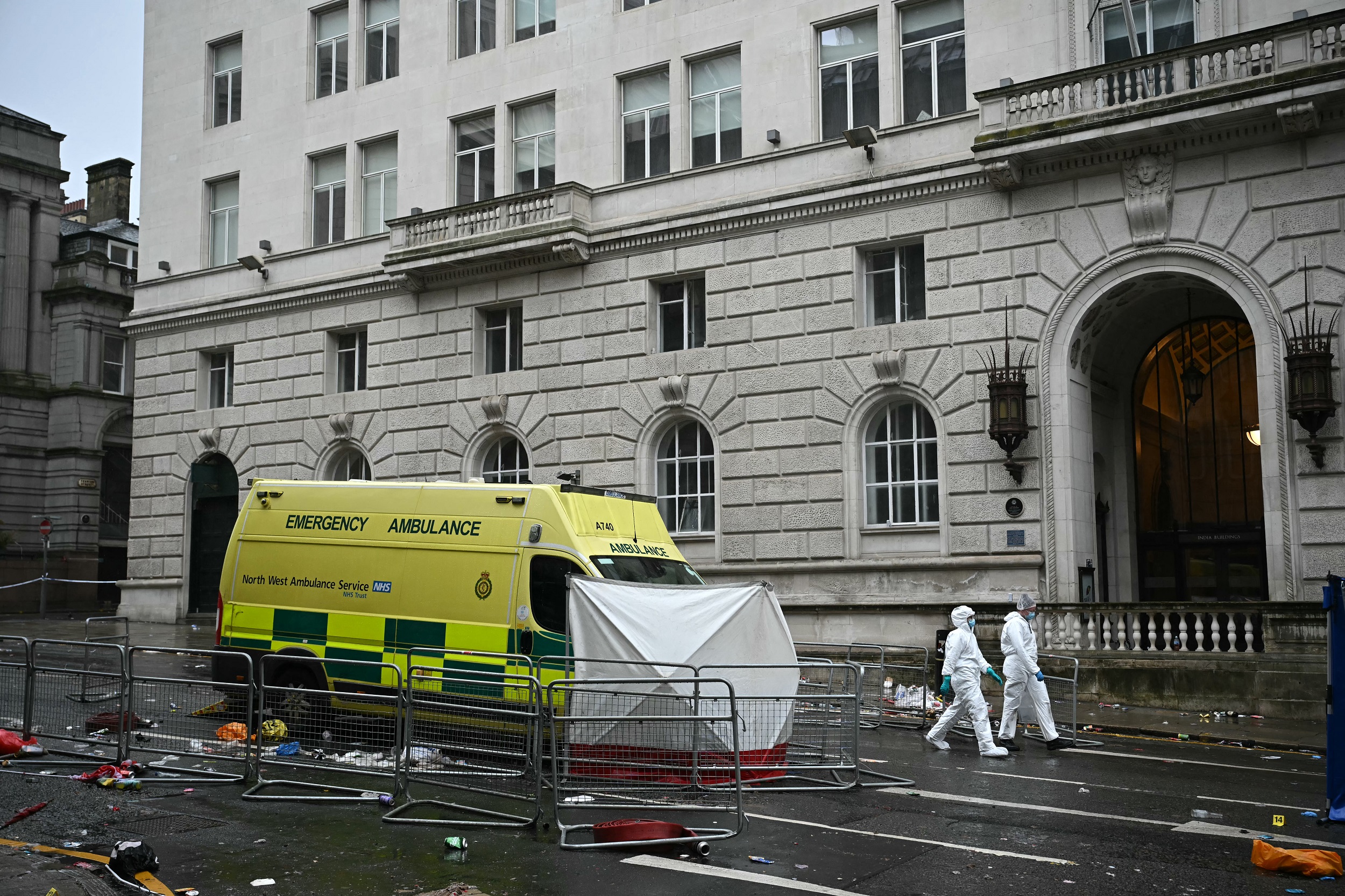 La police scientifique travaille sur les lieux de Water Street à Liverpool, en Angleterre, le 27 mai 2025, après qu'une voiture a foncé dans la foule rassemblée pour le défilé du trophée de la Premier League de Liverpool le 26 mai | Source : Getty Images
