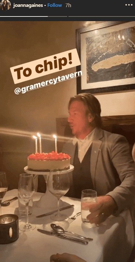  Chip Gaines sourit devant un gâteau au fromage surmonté de fruits rouges pour son dîner du 45e anniversaire | Source: Instagram.com/joannagaines