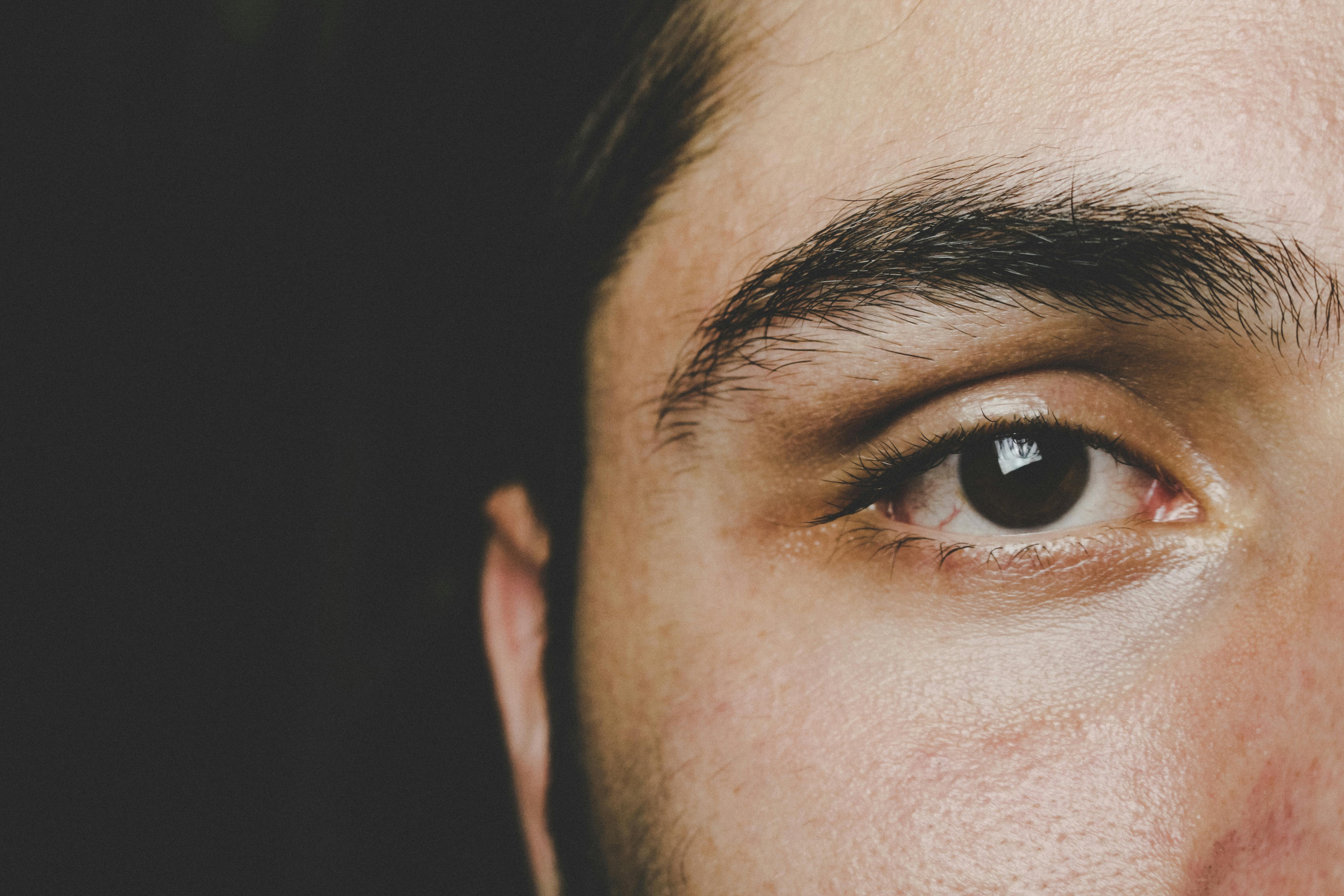 Photo en gros plan de l'œil droit d'un homme | Source : Pexels
