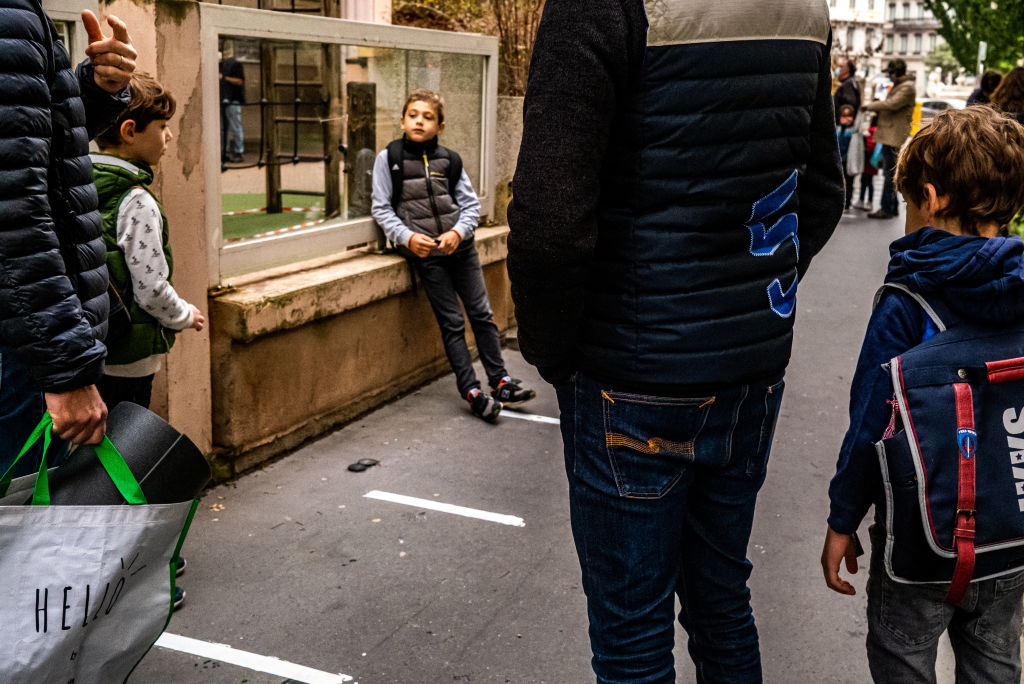 Parents avec leurs enfants, rentrée scolaire des élèves des écoles élémentaires | Source : Getty Images