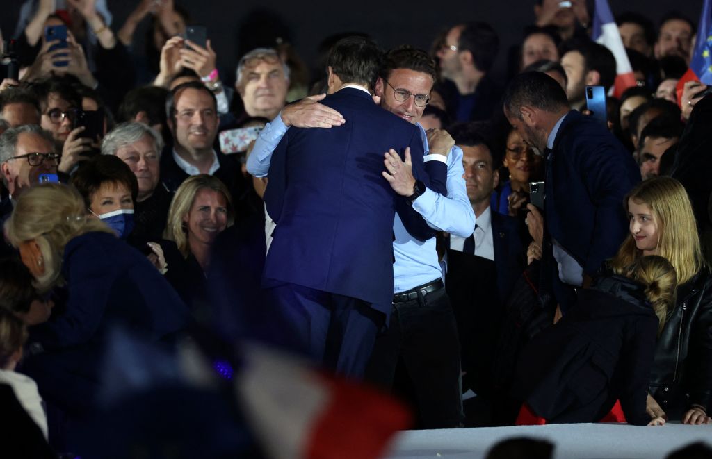 Emmanuel Macron, set son frère Laurent après sa victoire à l'élection présidentielle française, au Champ de Mars à Paris, le 24 avril | Source : Getty Images