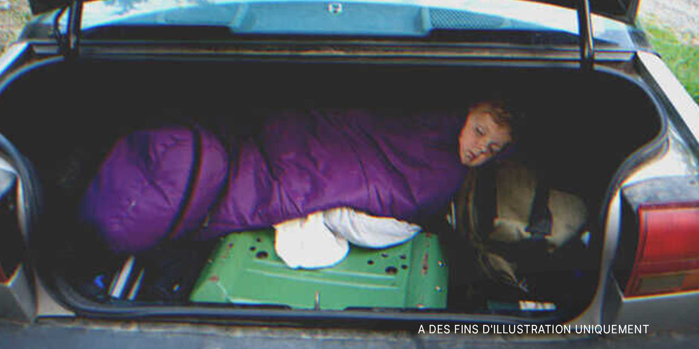 Un enfant cachant dans le coffre d'une voiture | Source : Shutterstock.com