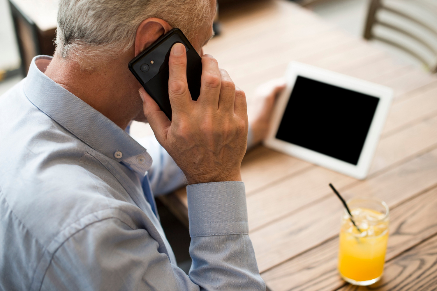 Un homme âgé qui parle au téléphone | Source : Freepik