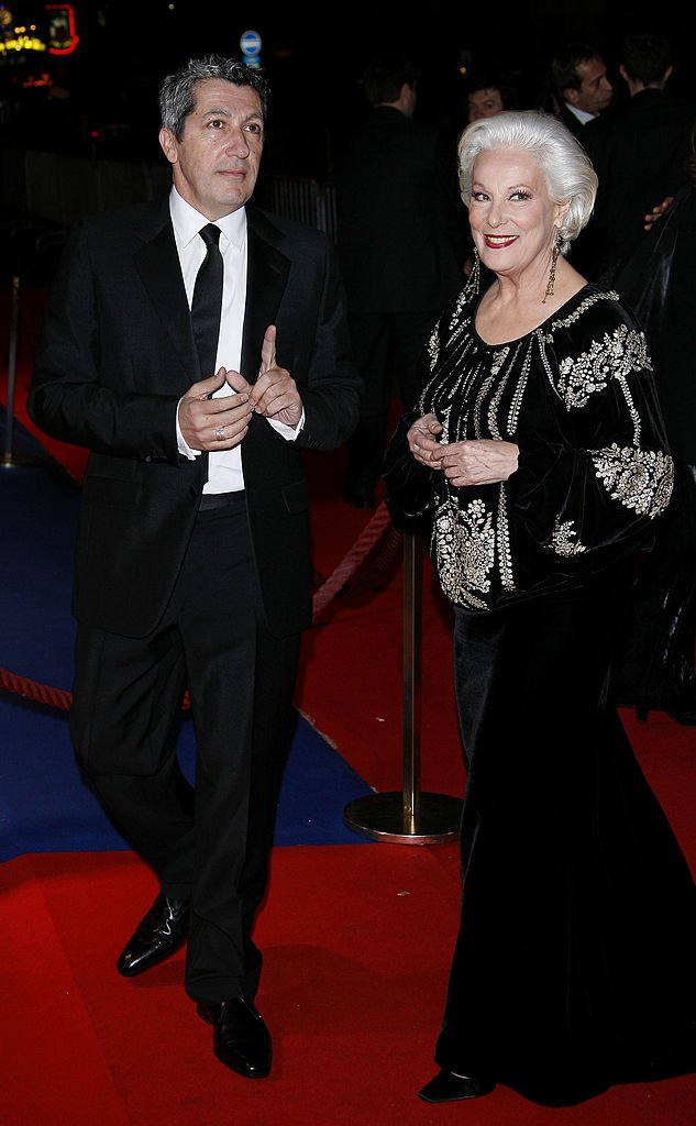 Alain Chabat et Bernadette Lafont arrivent à la 32e cérémonie des Césars du cinéma français au théâtre Chatelet le 24 février 2007 à Paris. | Photo : GettyImage