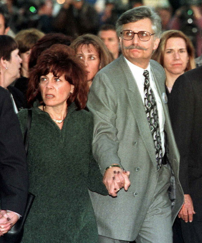 Les parents de Ronald Goldman, Fred et Pattie Goldman, se tiennent la main en entrant dans le palais de justice, le 4 février 1997, à Santa Monica, en Californie. | Source : Getty Images