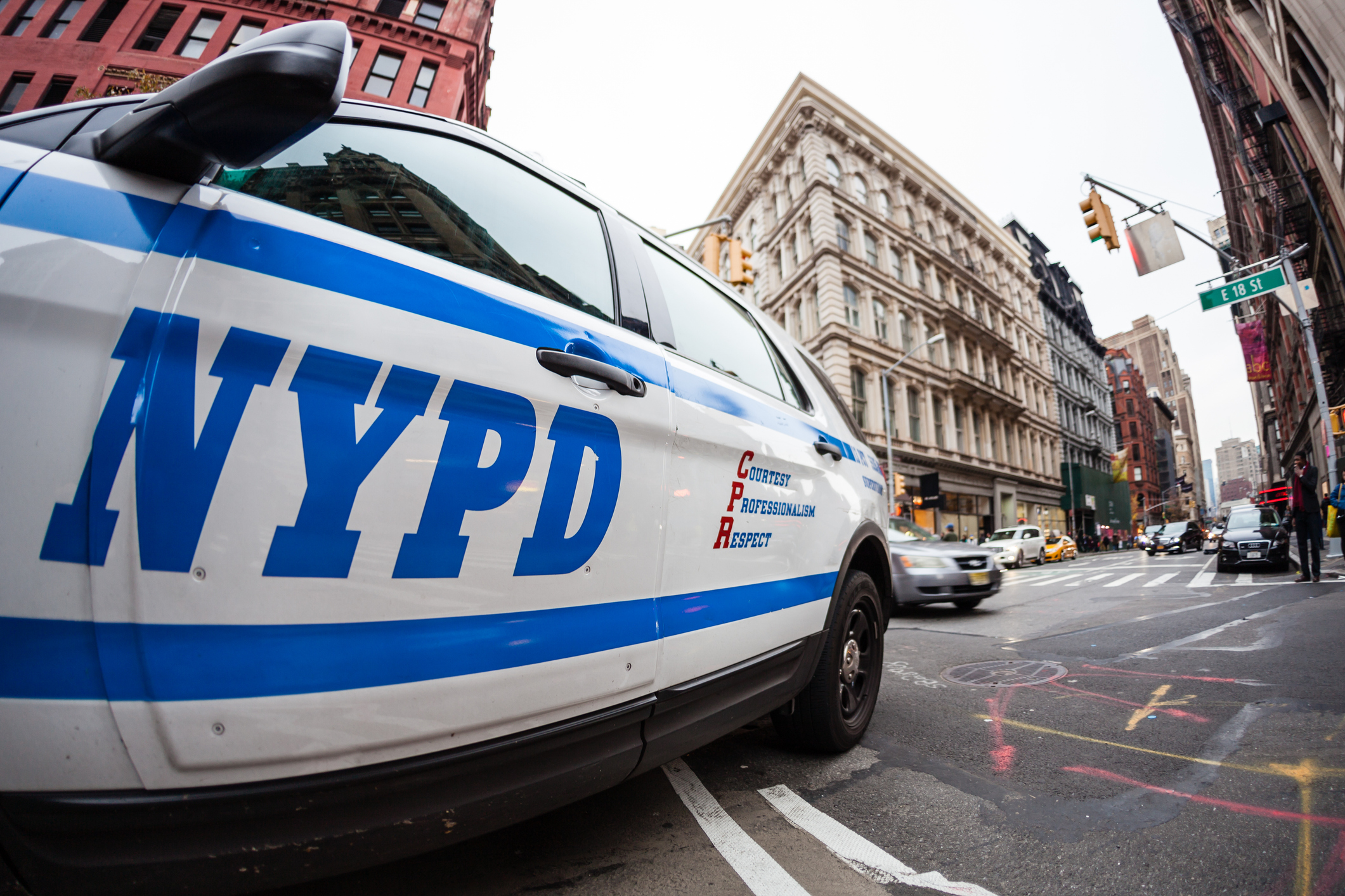 Gros plan sur le logo du NYPD sur une voiture de police I Source : Getty Images