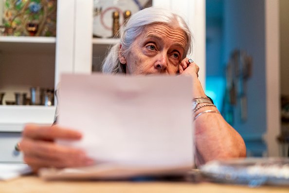 Margaret Guthrie entrain d'écrire une lettre.|Photo : Getty Images