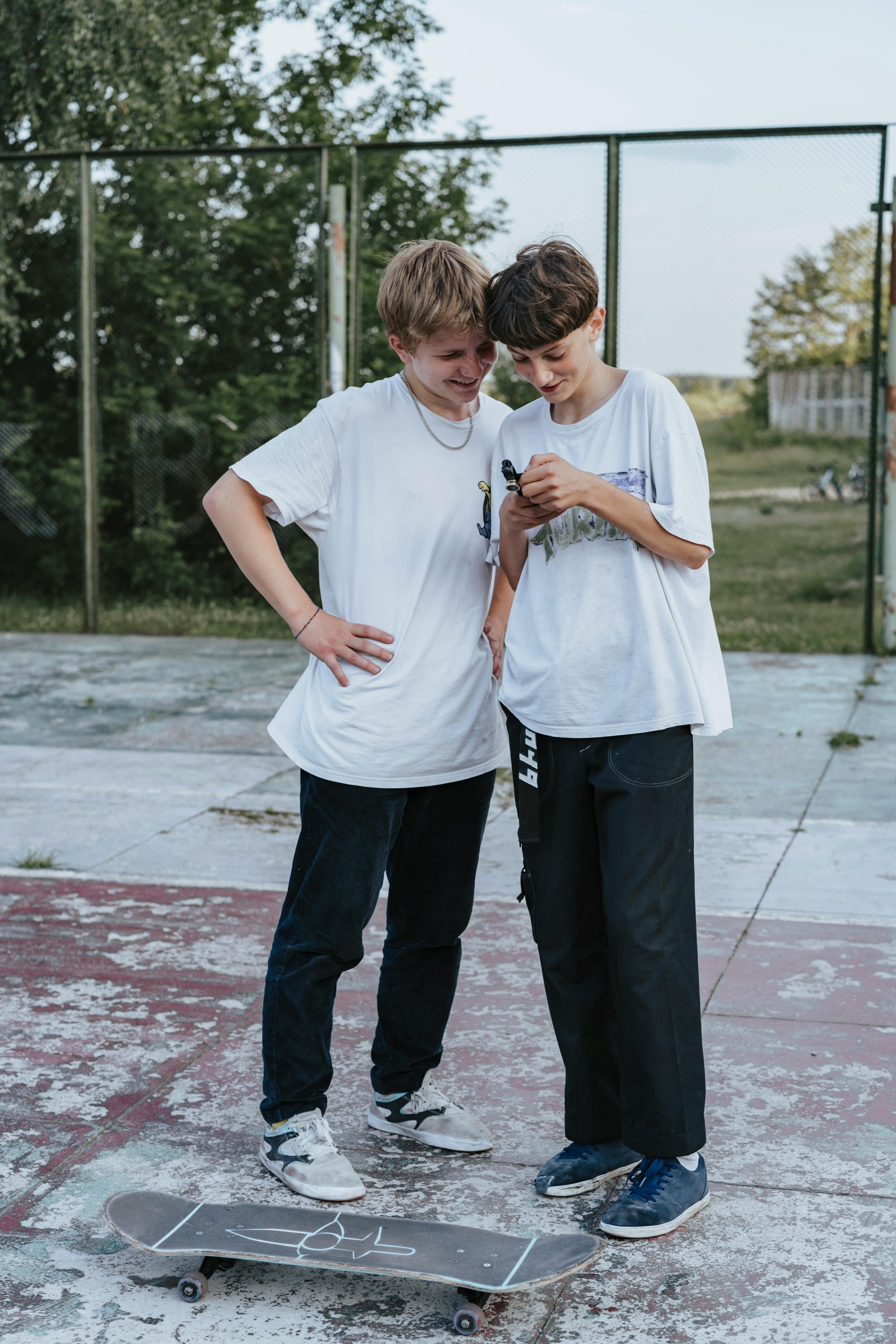 Deux adolescents à l'extérieur en t-shirt blanc | Source : Pexels