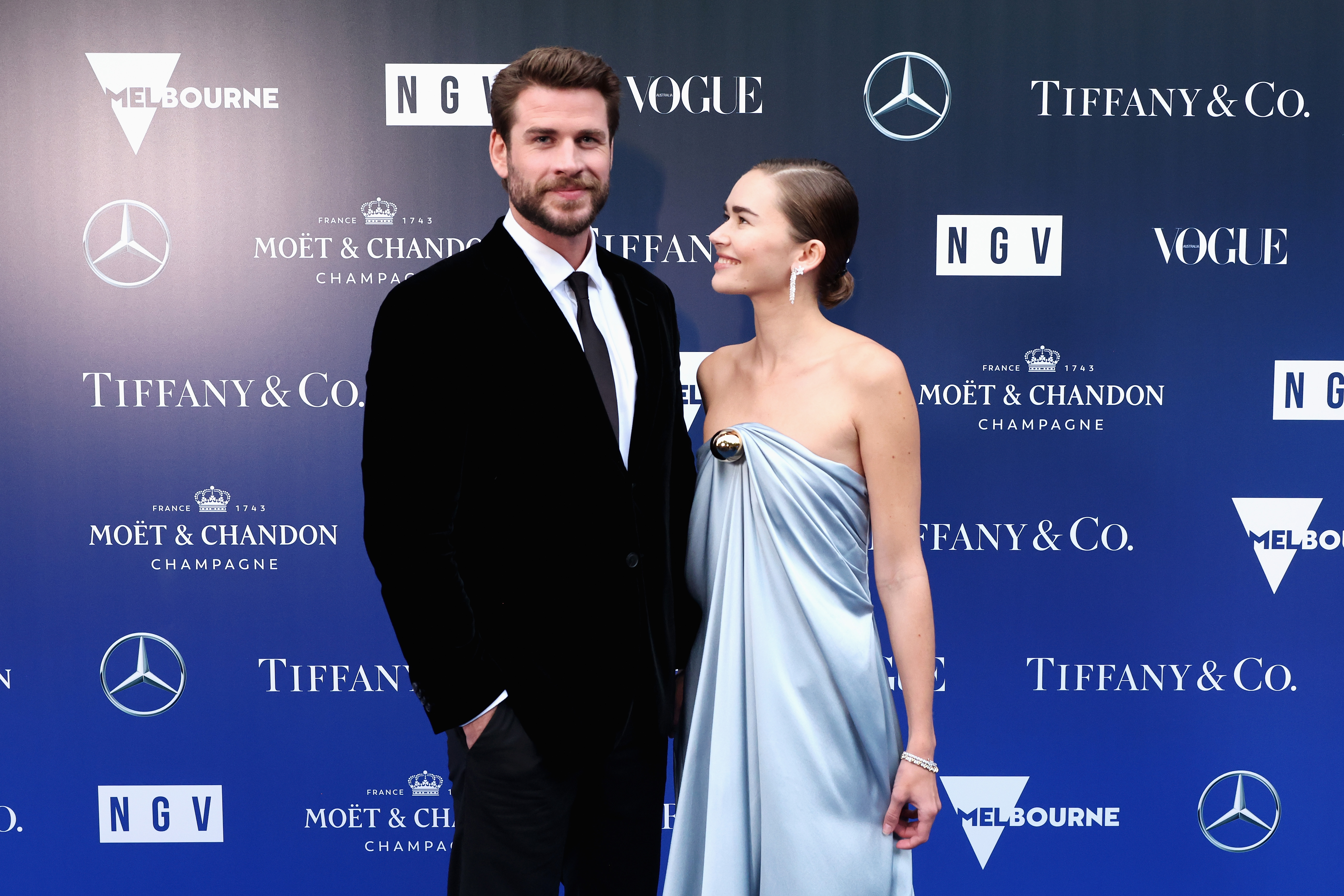 Liam Hemsworth et Gabriella Brooks assistent au gala du NGV le 2 décembre 2023 à Melbourne, en Australie | Source : Getty Images
