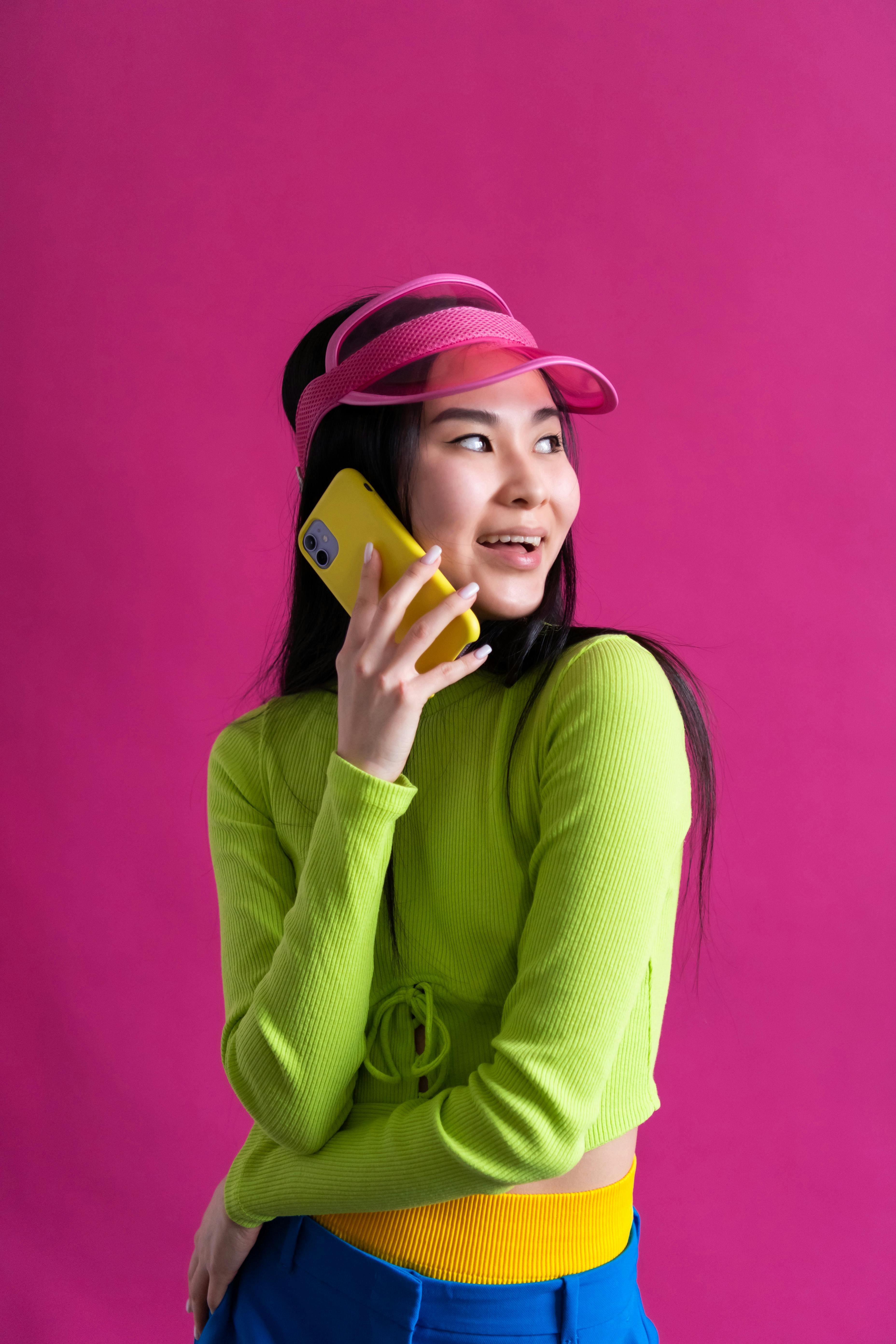 Une femme heureuse qui parle au téléphone | Source : Pexels