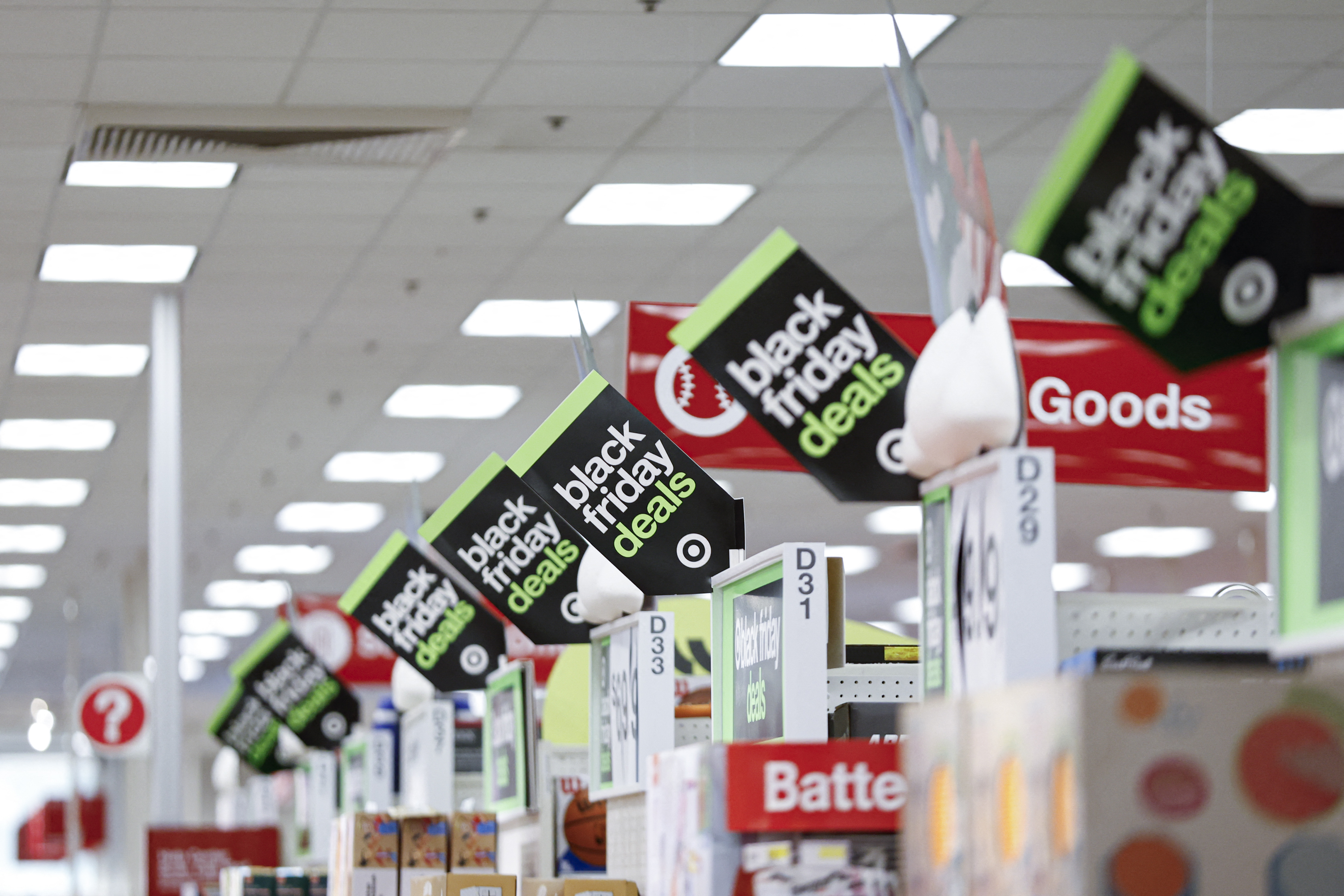 Panneaux de vente du Black Friday dans un magasin Target de Chicago, 26 novembre 2024 | Source : Getty Images