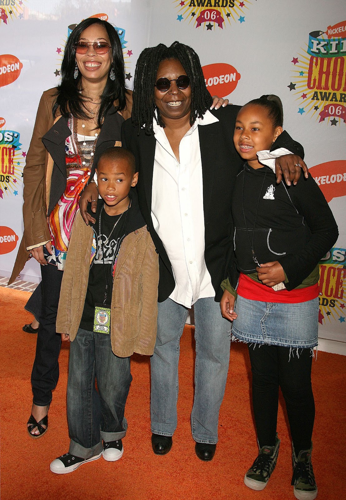 Alex Martin avec sa célèbre mère et ses enfants lors de la 19e édition des Kids' Choice Awards de Nickelodeon en 2006. | Source : Getty Images