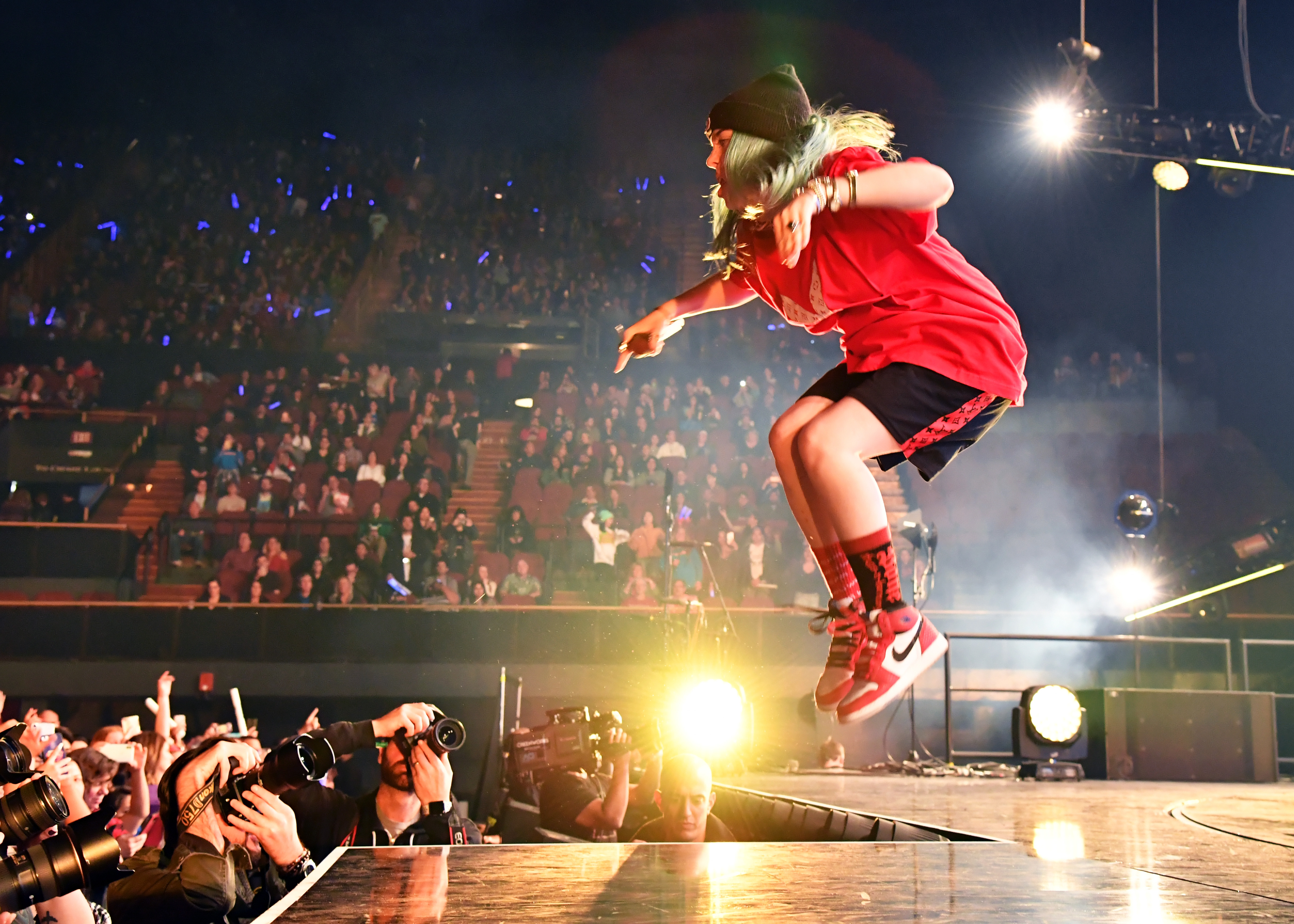 Billie Eilish se produit sur scène lors du KROQ Absolut Almost Acoustic Christmas à Inglewood, en Californie, le 9 décembre 2018. | Source : Getty Images