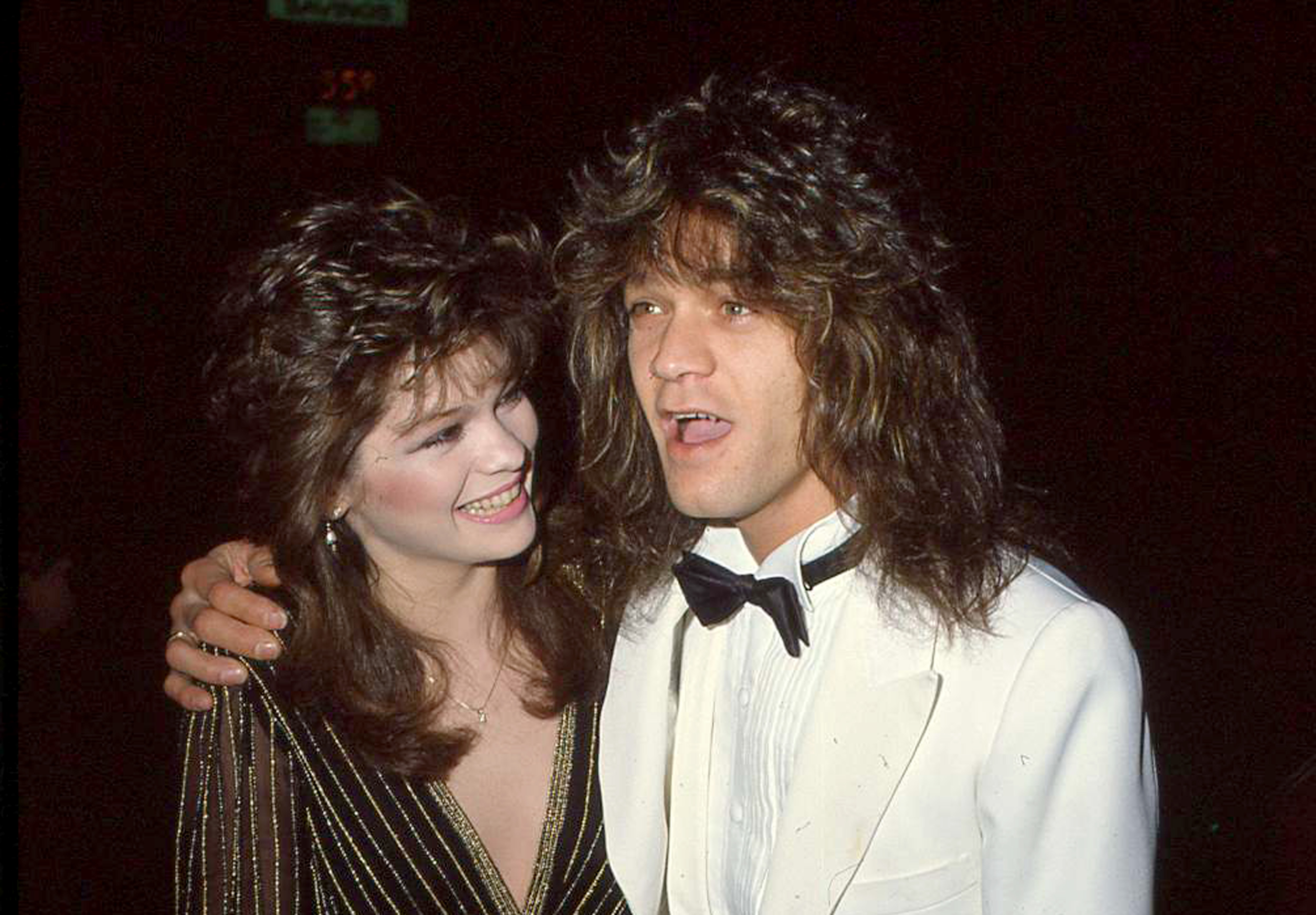 Valerie Bertinelli et Eddie Van Halen dans un restaurant de Beverly Hills, Californie, le 20 mars 1983 | Source : Getty Images