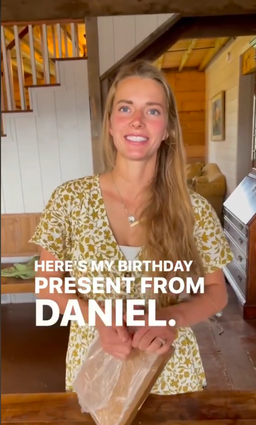 Hannah Neeleman ouvrant un cadeau d'anniversaire de Daniel Neeleman, posté le 5 juillet 2024 | Source : TikTok/hannal.ballerinafarm