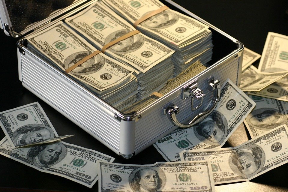 Une valise remplie d'argent. l Source: Pixabay