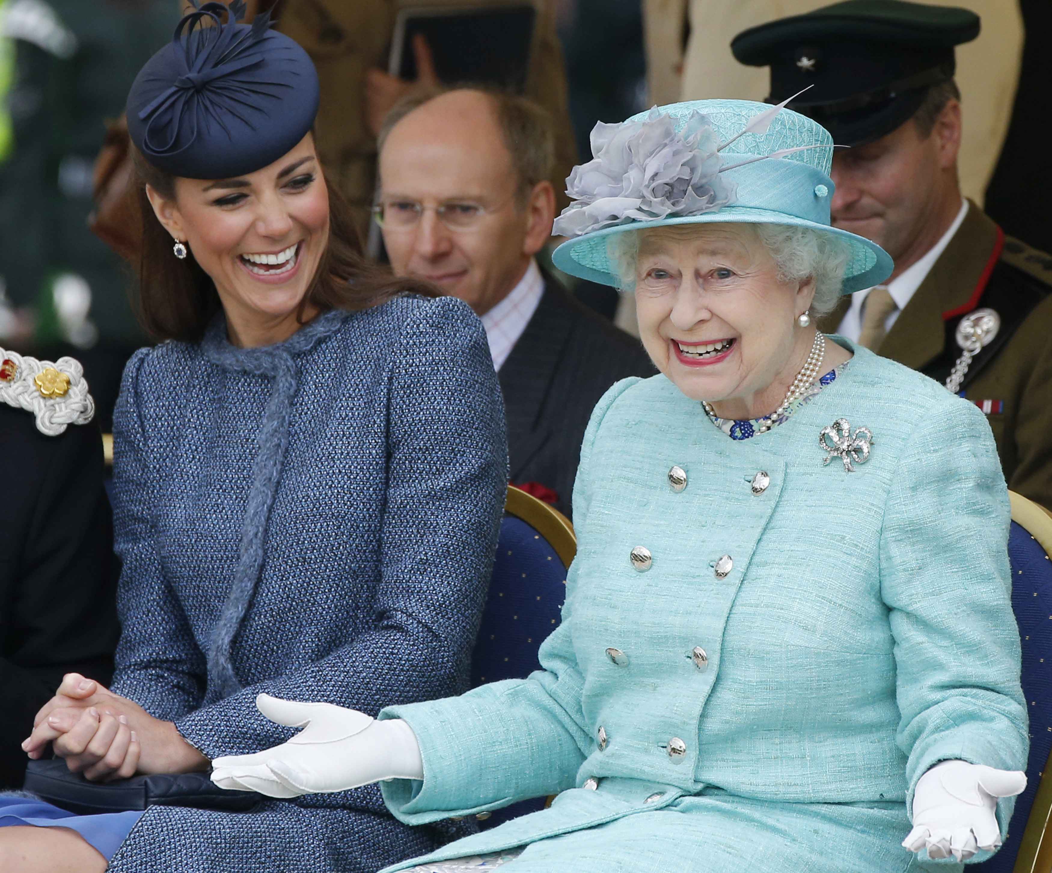 Catherine, duchesse de Cambridge et la reine Élisabeth II regardent une partie d'un événement sportif pour enfants lors de la visite de Vernon Park pendant le Jubilé de diamant à Nottingham le 13 juin 2012 à Nottingham, Angleterre. | Source : Getty Images