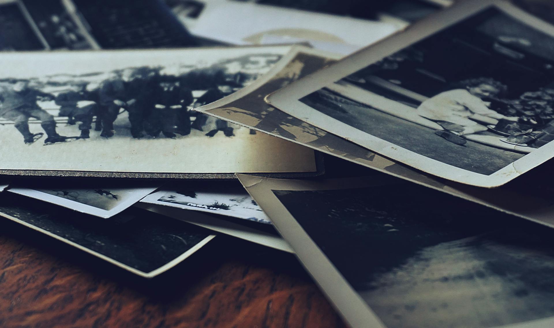 De vieilles photographies sur une table | Source : Pexels