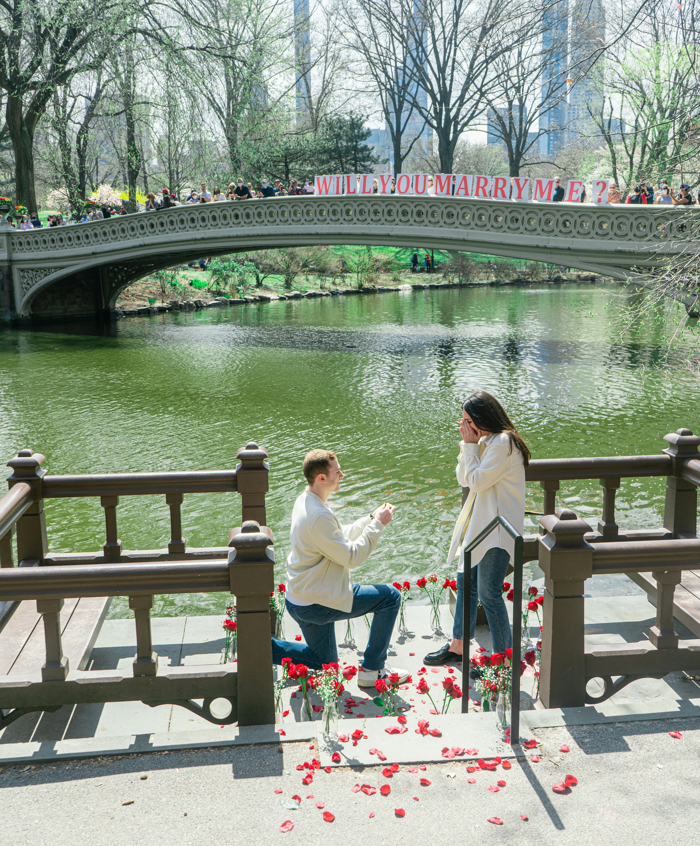 Un homme demande une femme en mariage près d'un lac | Source : Unsplash