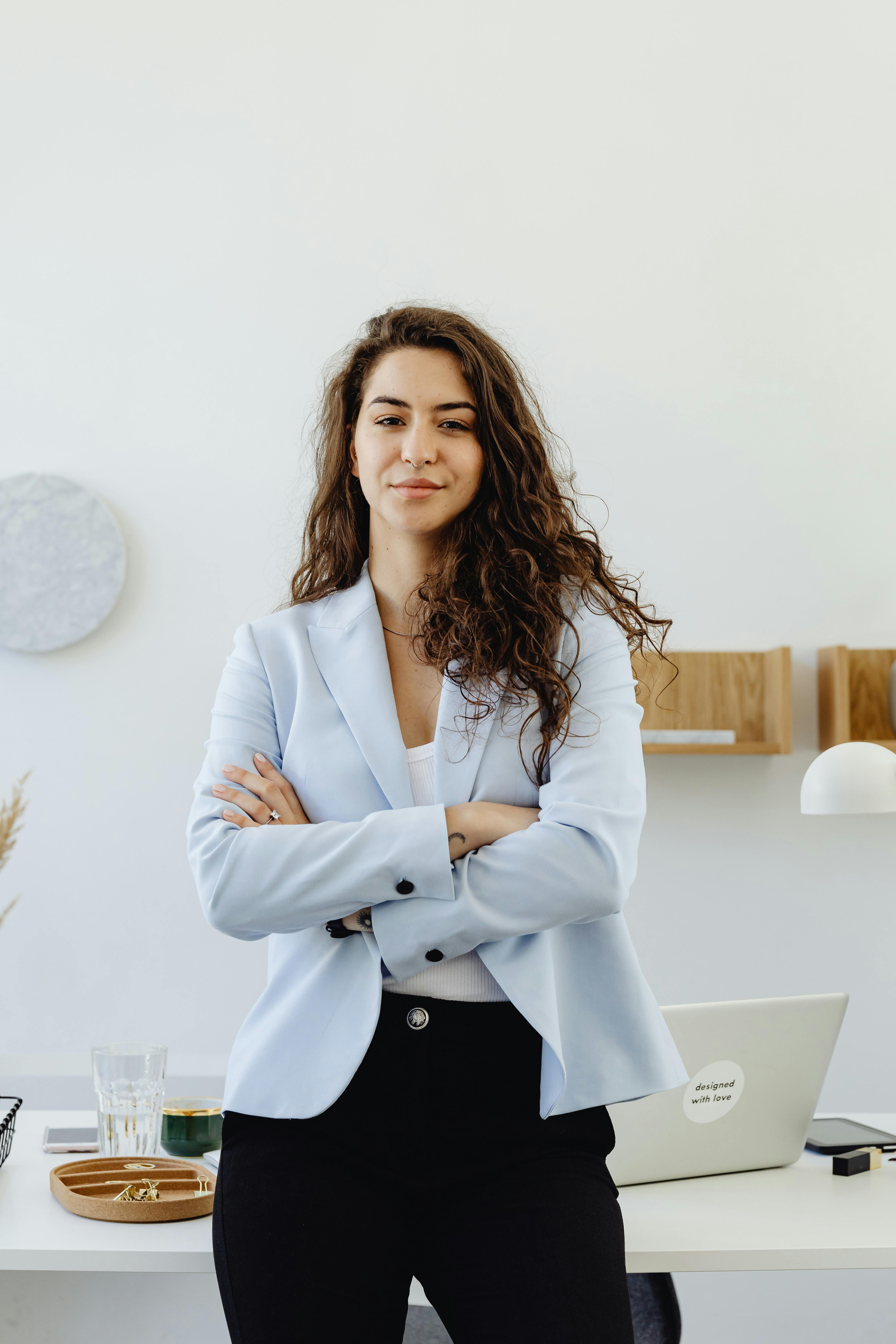 Une femme sérieuse en tenue de soirée | Source : Pexels