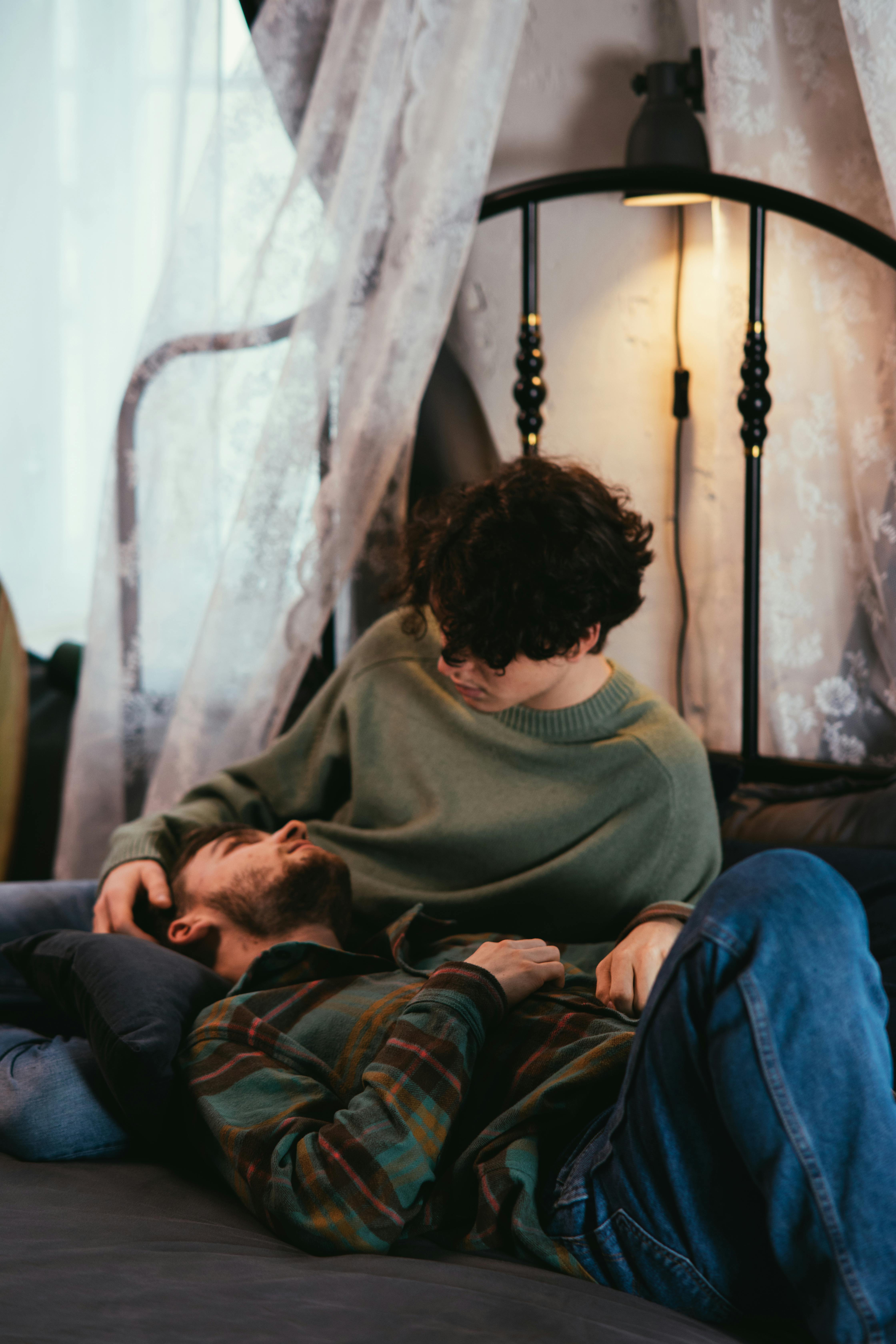Un couple discute au lit | Source : Pexels