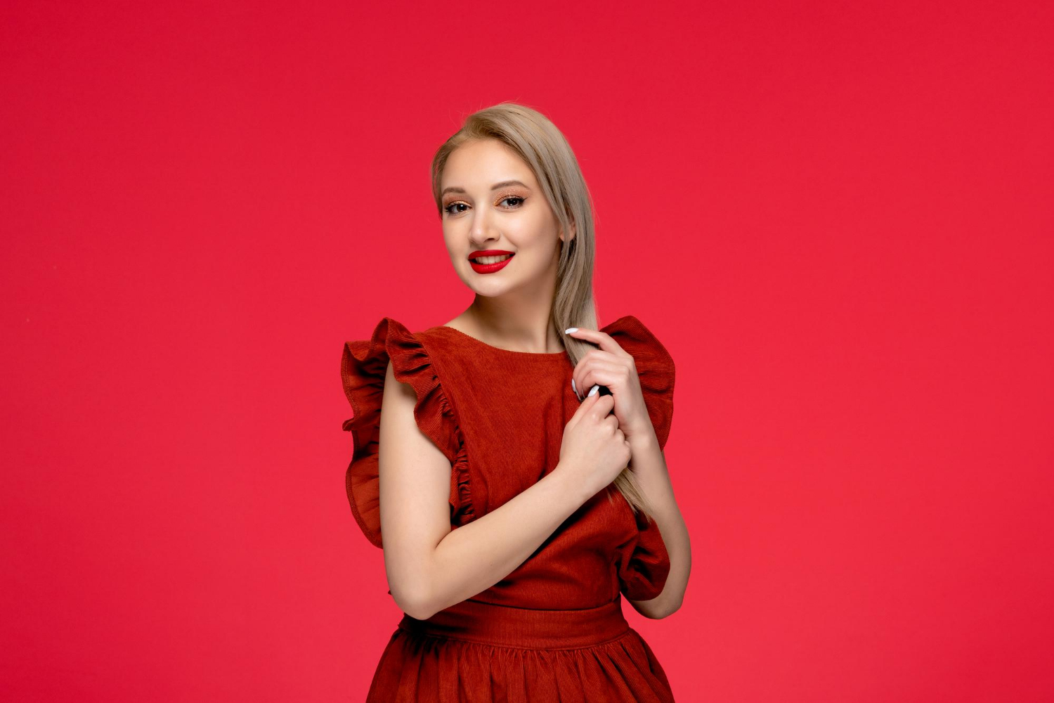 Une jeune femme souriante | Source : Freepik