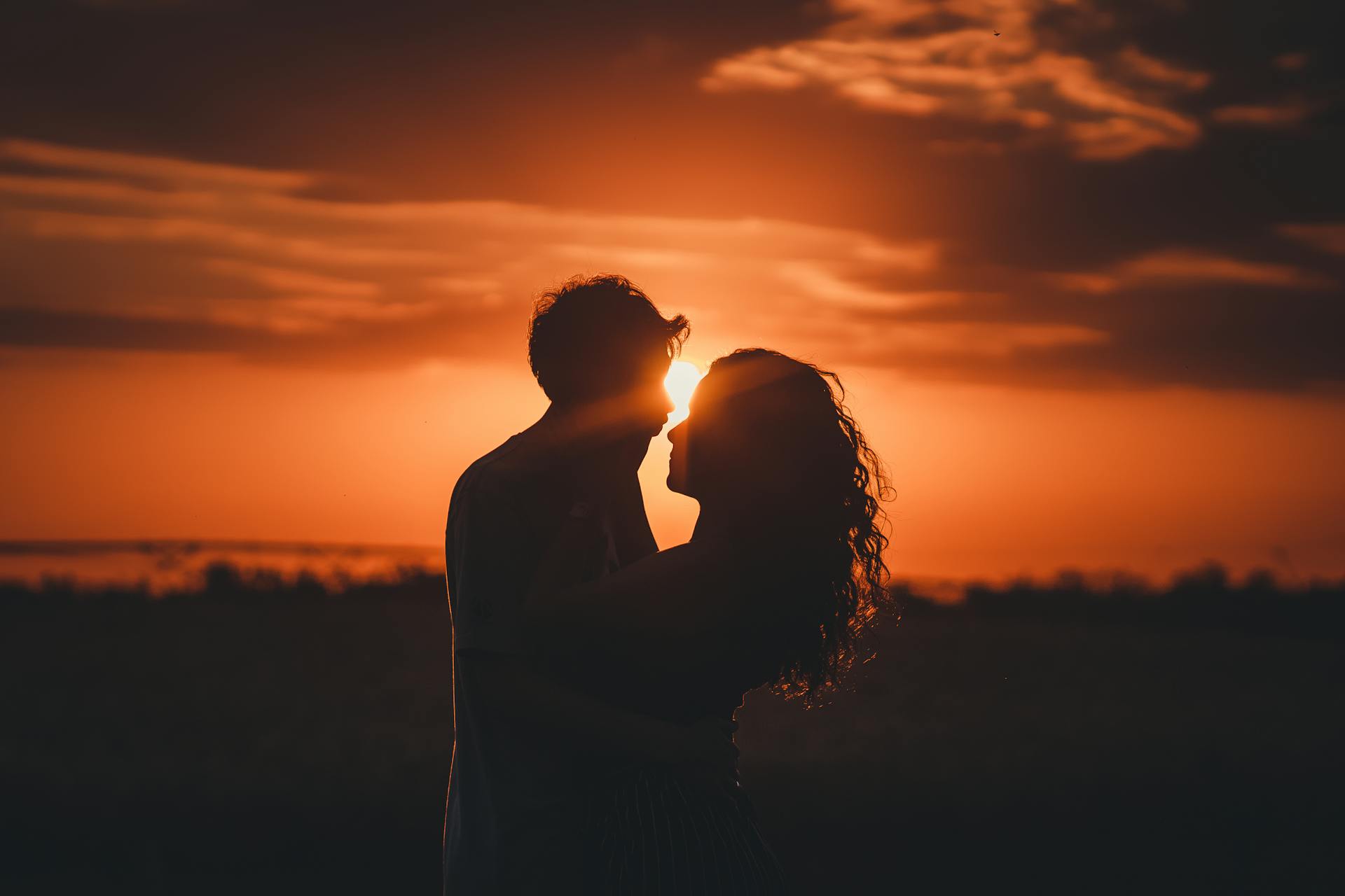Un couple qui regarde le soleil se coucher | Source : Pexels