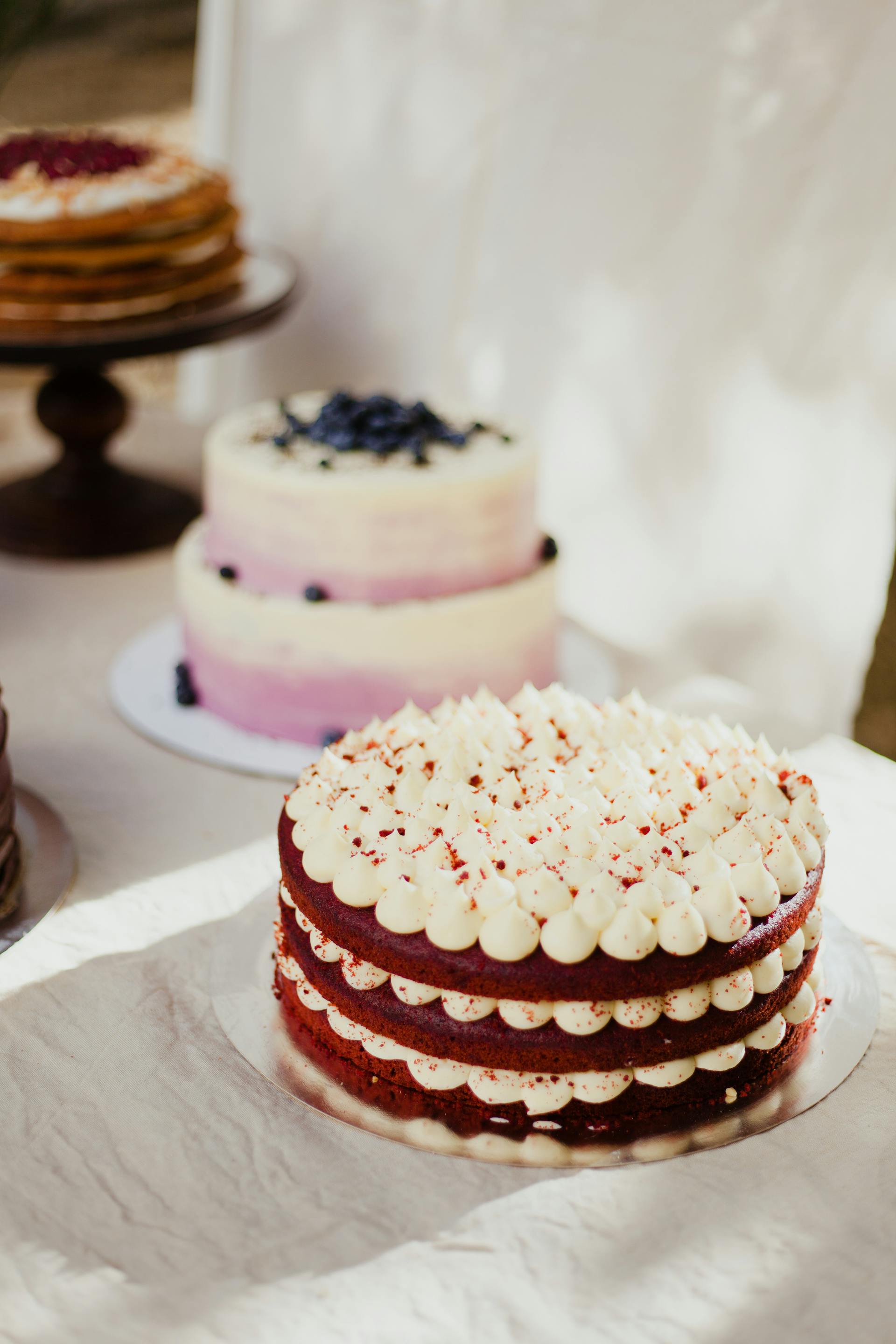 Gâteaux placés sur une table | Source : Pexels