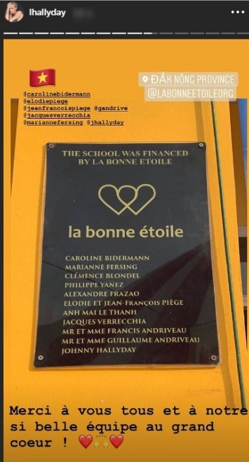 Une photo de la plaque où figurent les généreux donateurs en faveur de l'orphelinat. | Instagram story/lhallyday