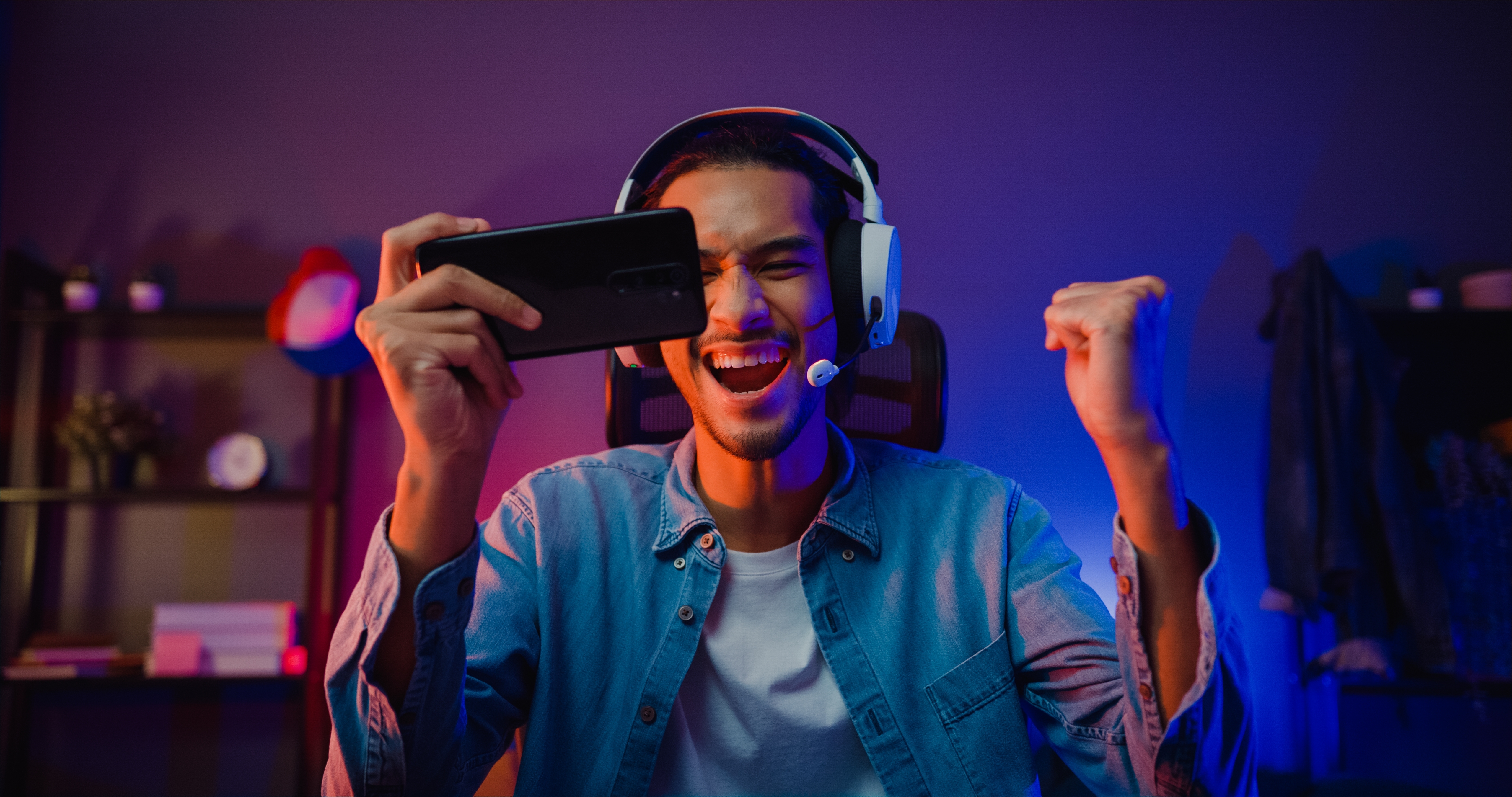 Un homme heureux qui joue à un jeu en ligne | Source : Shutterstock